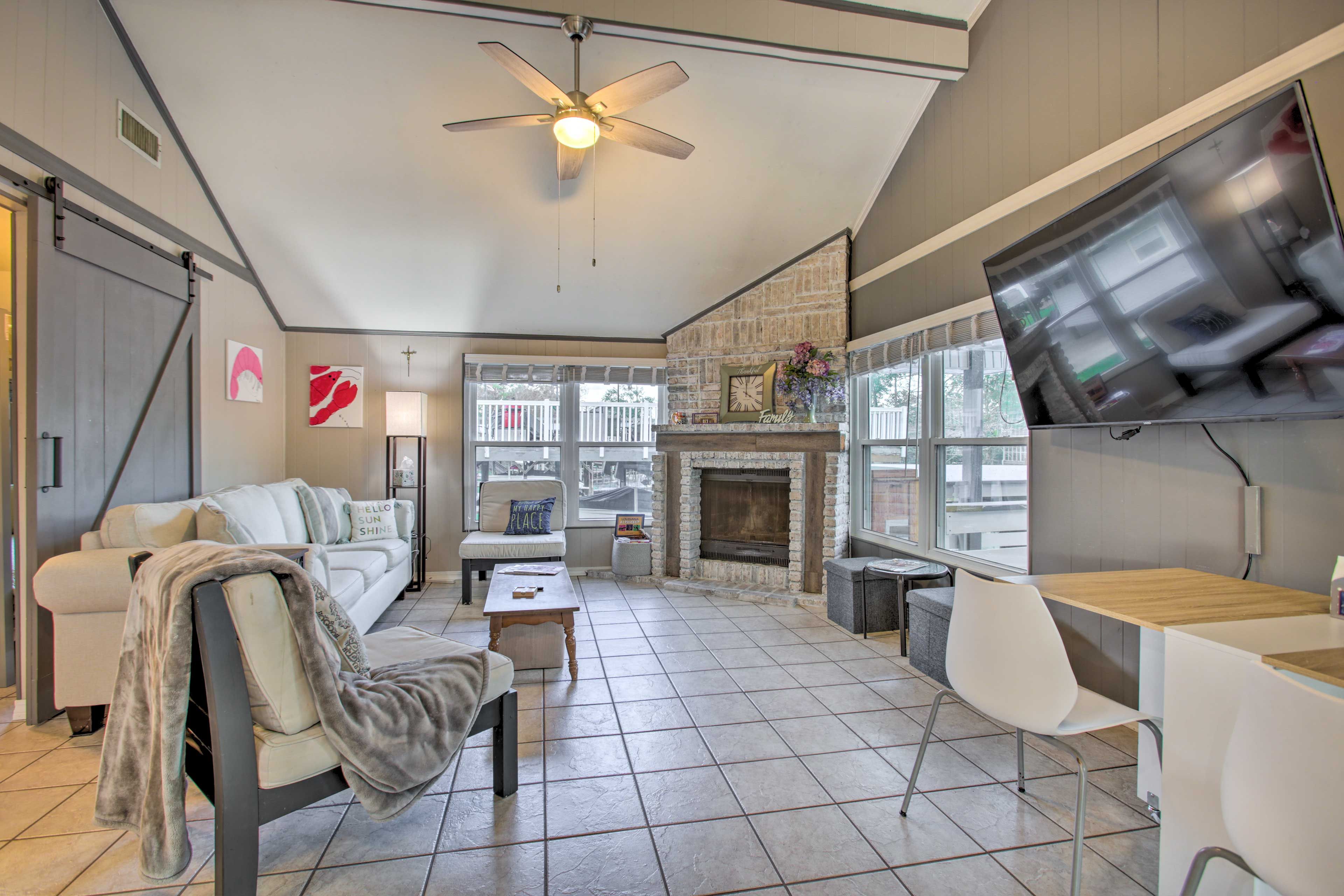 Living Room | Sleeper Sofa | Smart TV w/ Cable | Central A/C