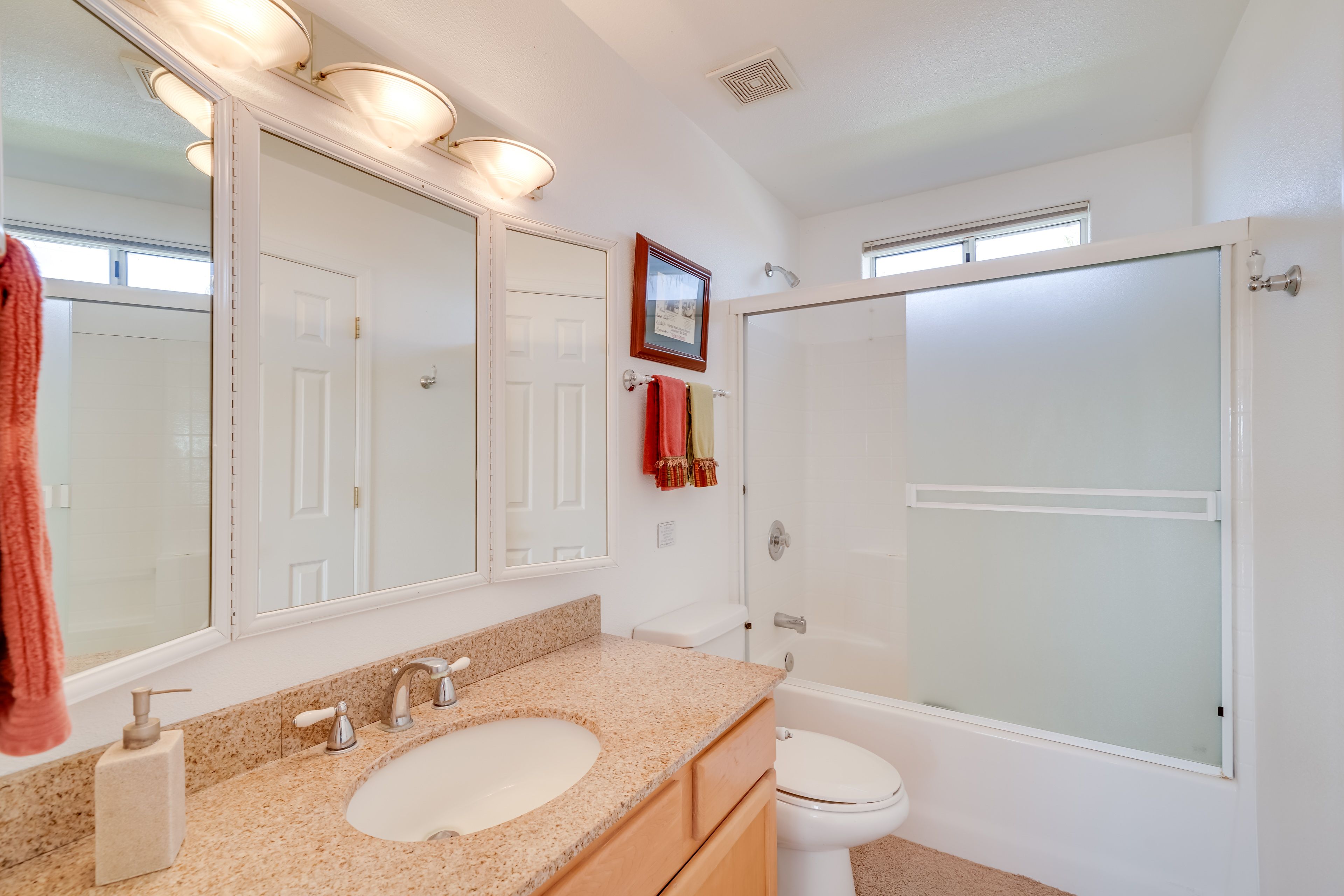 Full Bathroom | Towels Provided