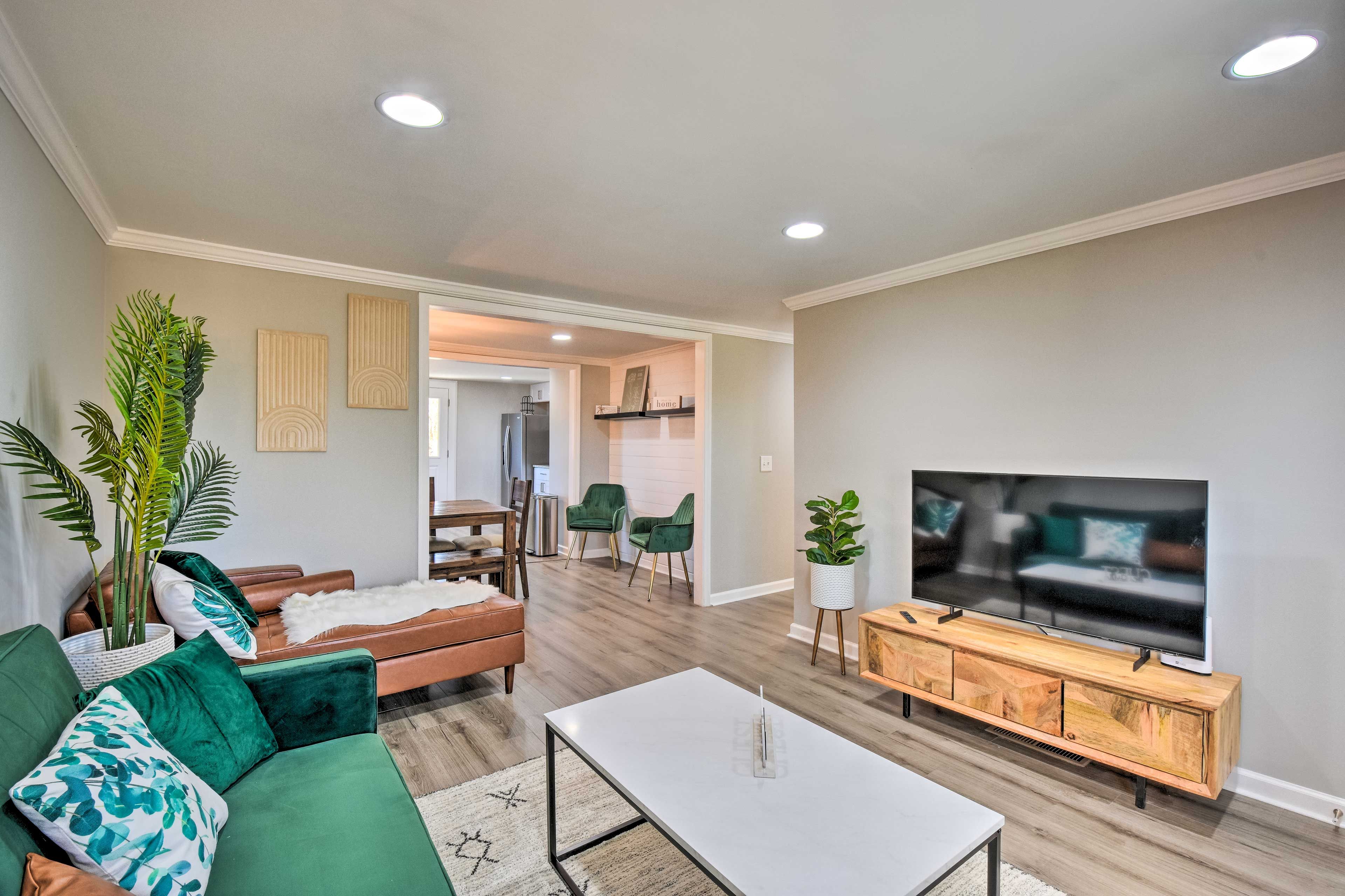 Living Room | Sleeper Sofa | Smart TV | Free WiFi