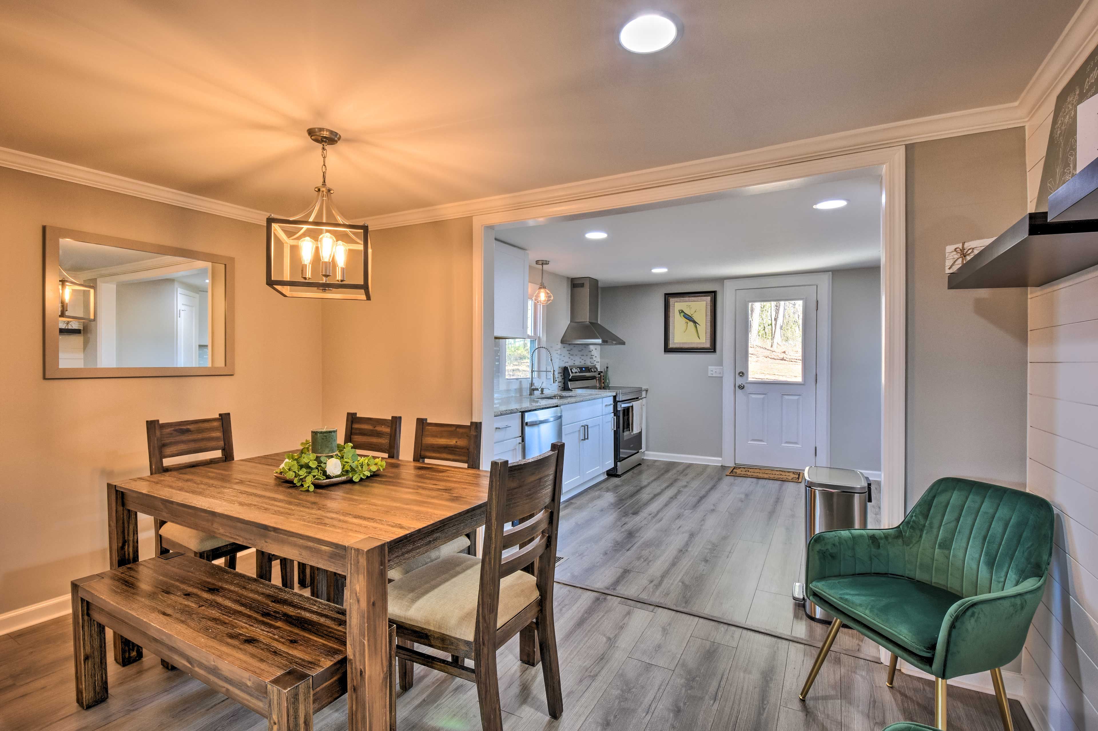 Dining Area | Dishware & Flatware Provided