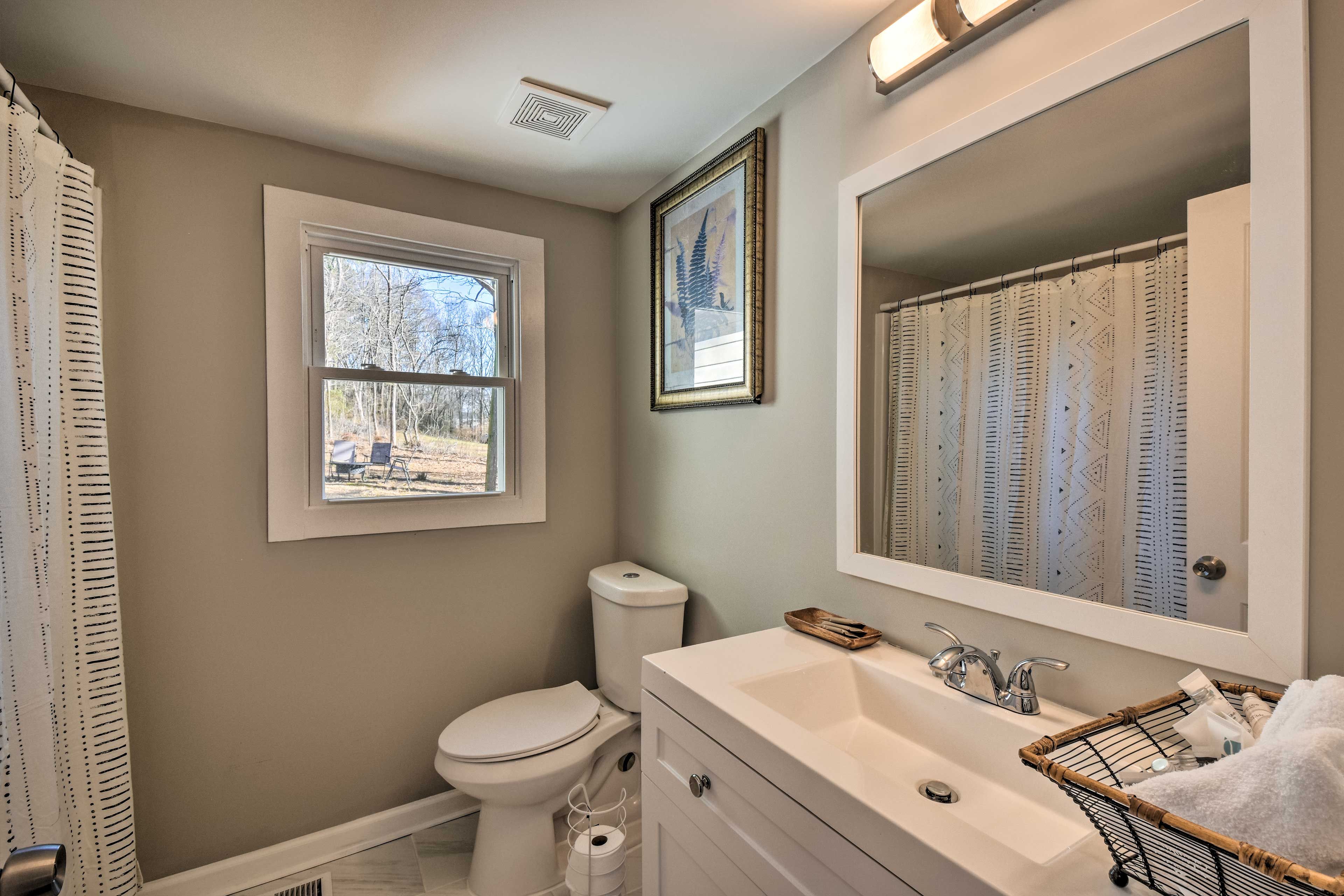 Full Bathroom | Complimentary Toiletries
