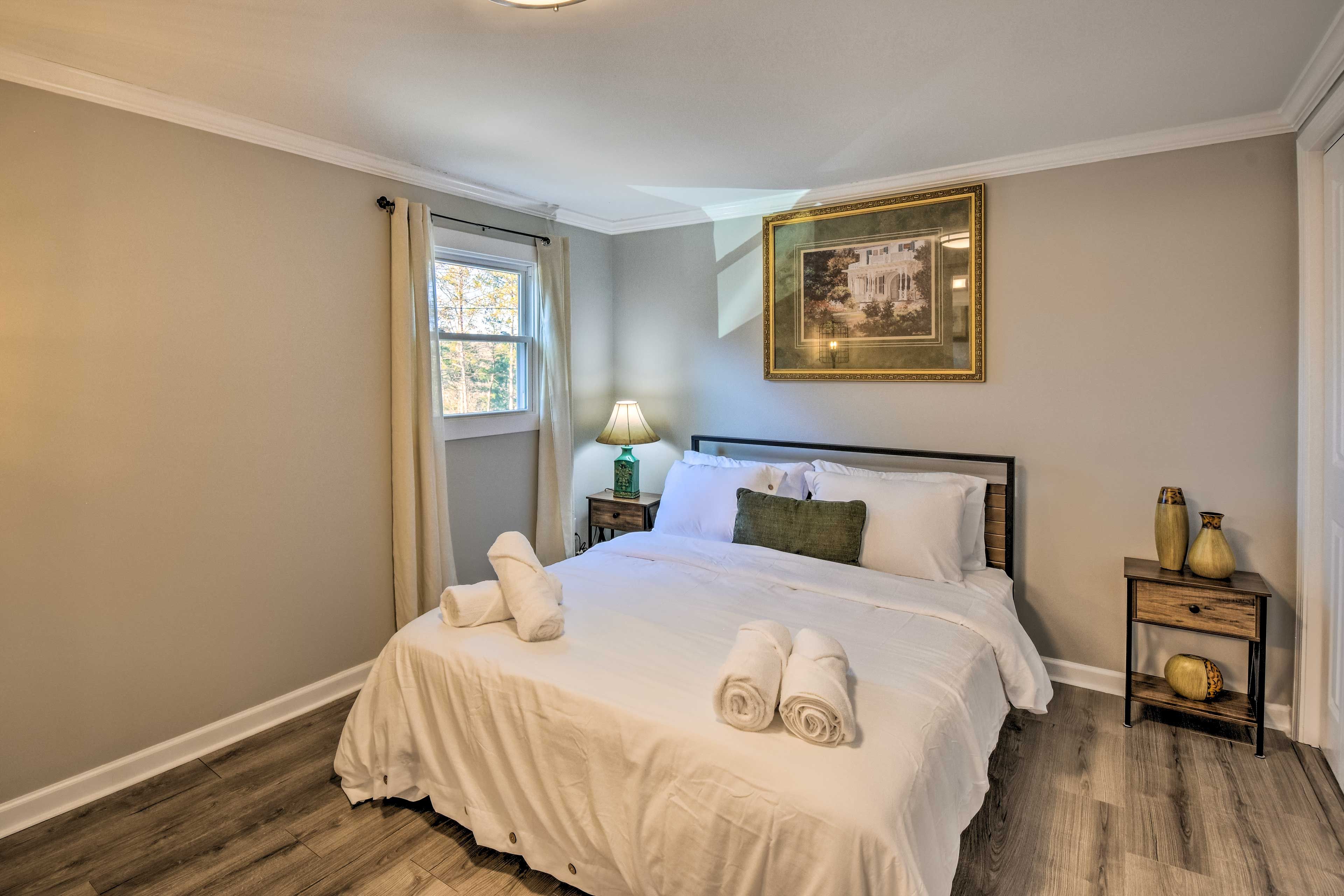 Bedroom 1 | Queen Bed | En-Suite Bathroom