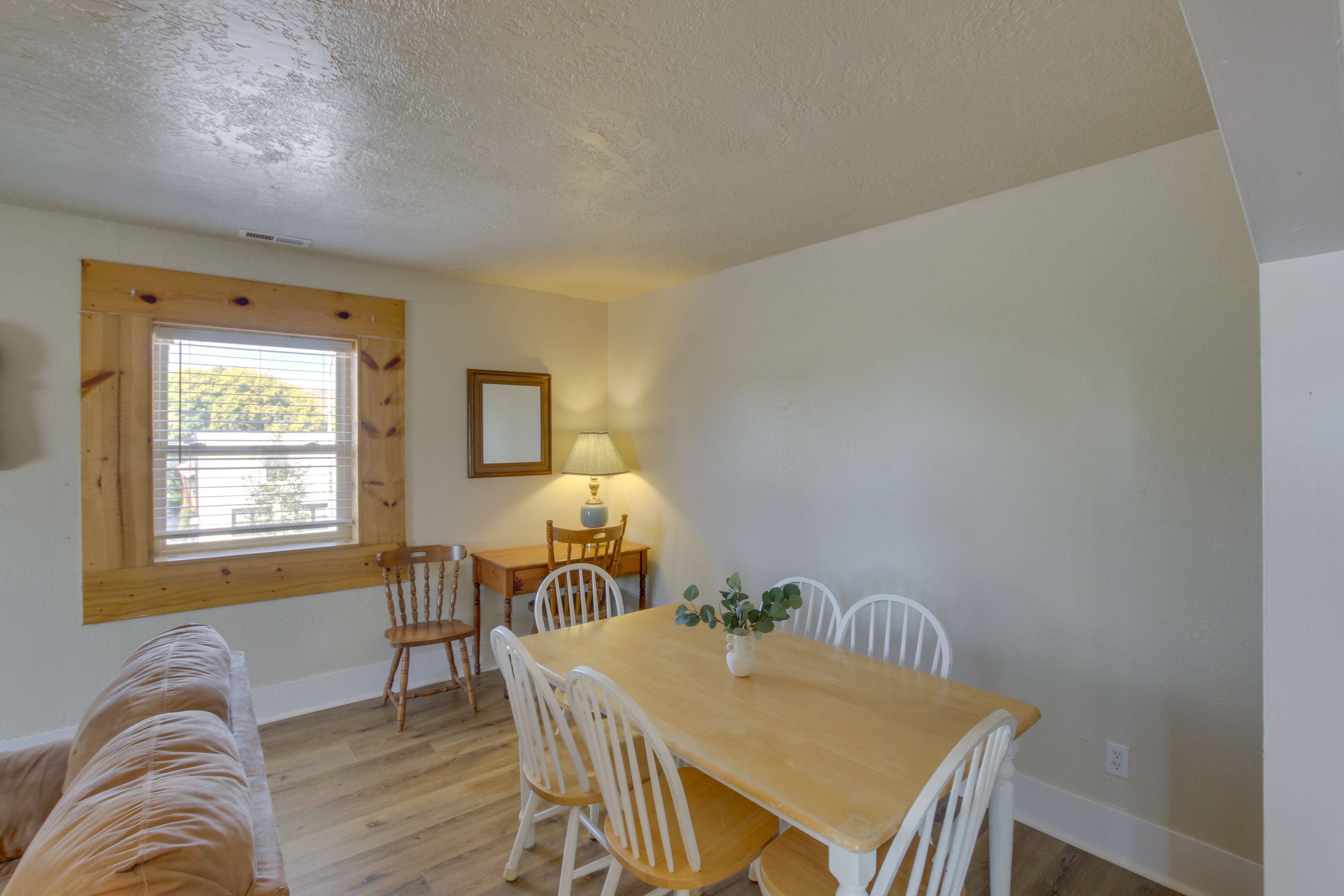 Dining Area | Desk