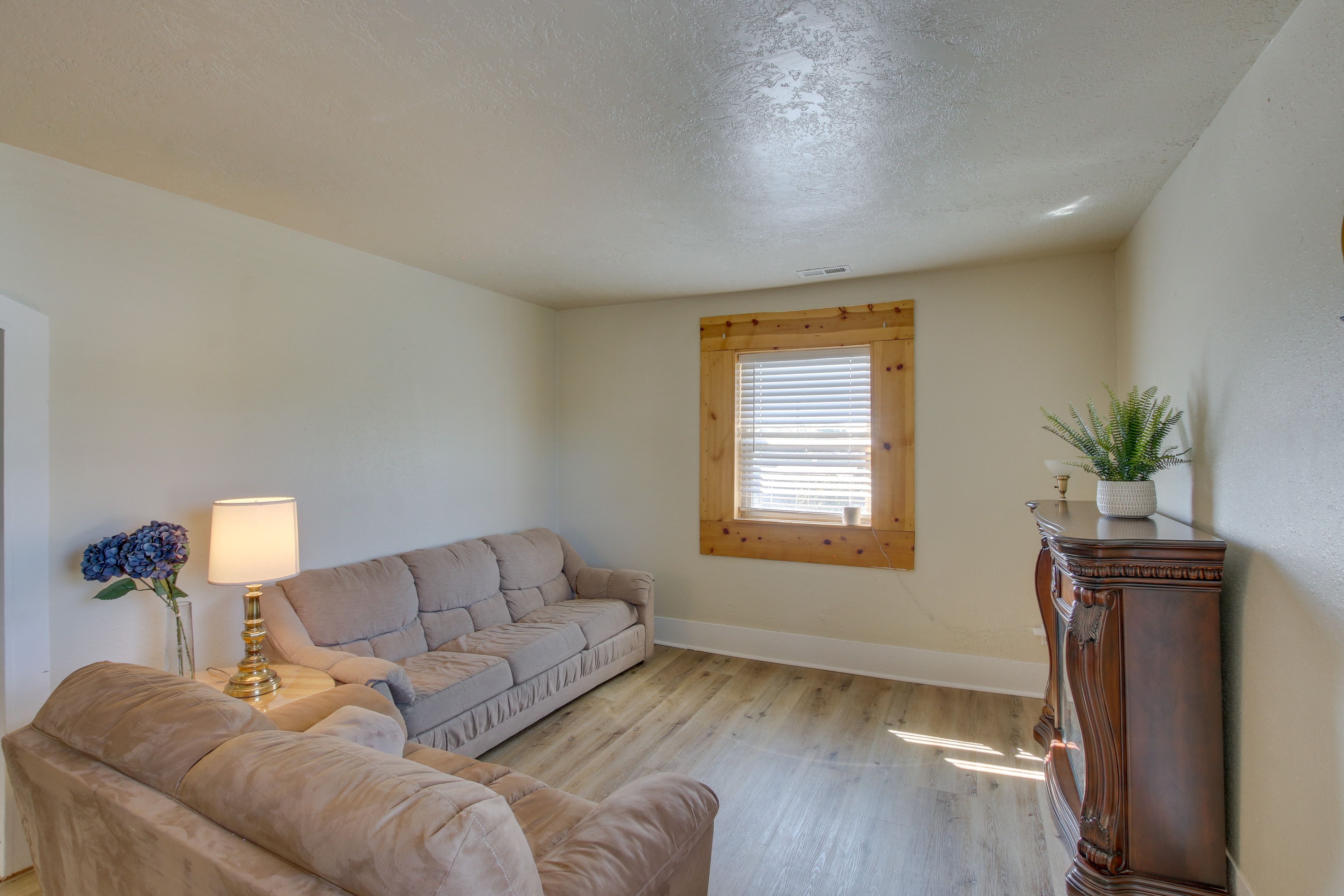 Living Room | Queen Sleeper Sofa | Free WiFi | Central Heating