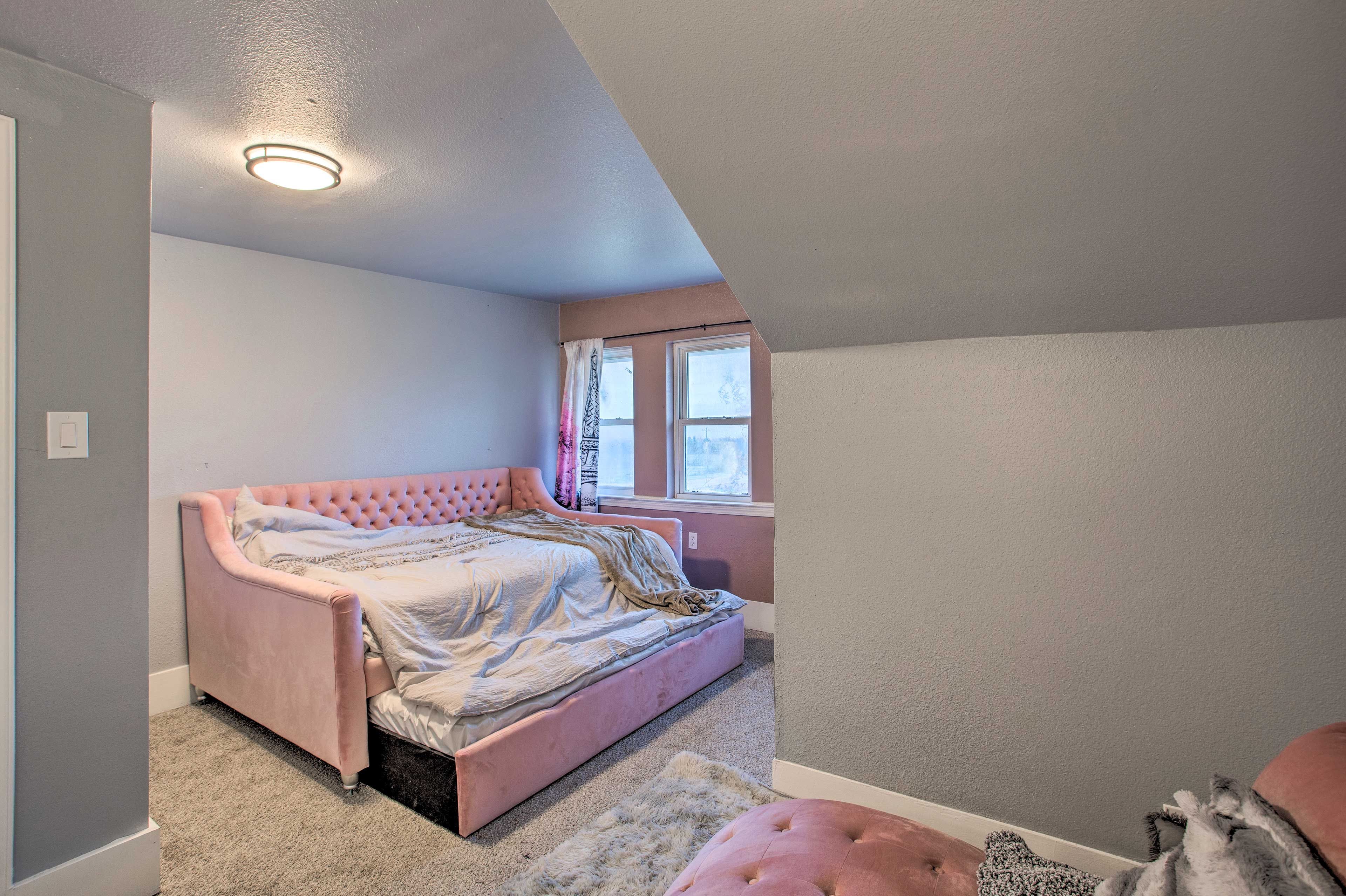 Bedroom 5 | Twin Daybed w/ Twin Trundle