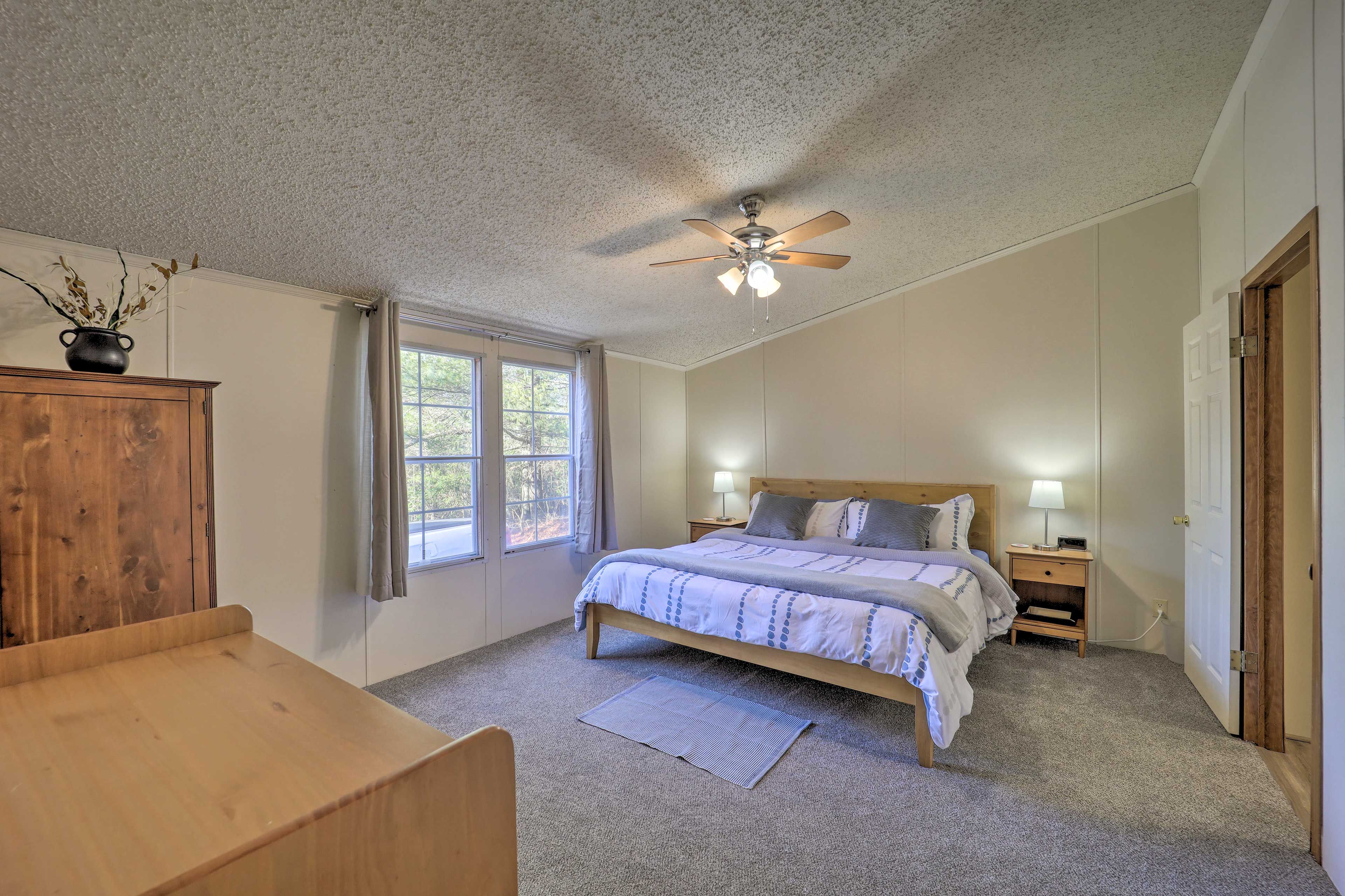 Bedroom 1 | King Bed | Linens & Towels | Full En-Suite Bathroom