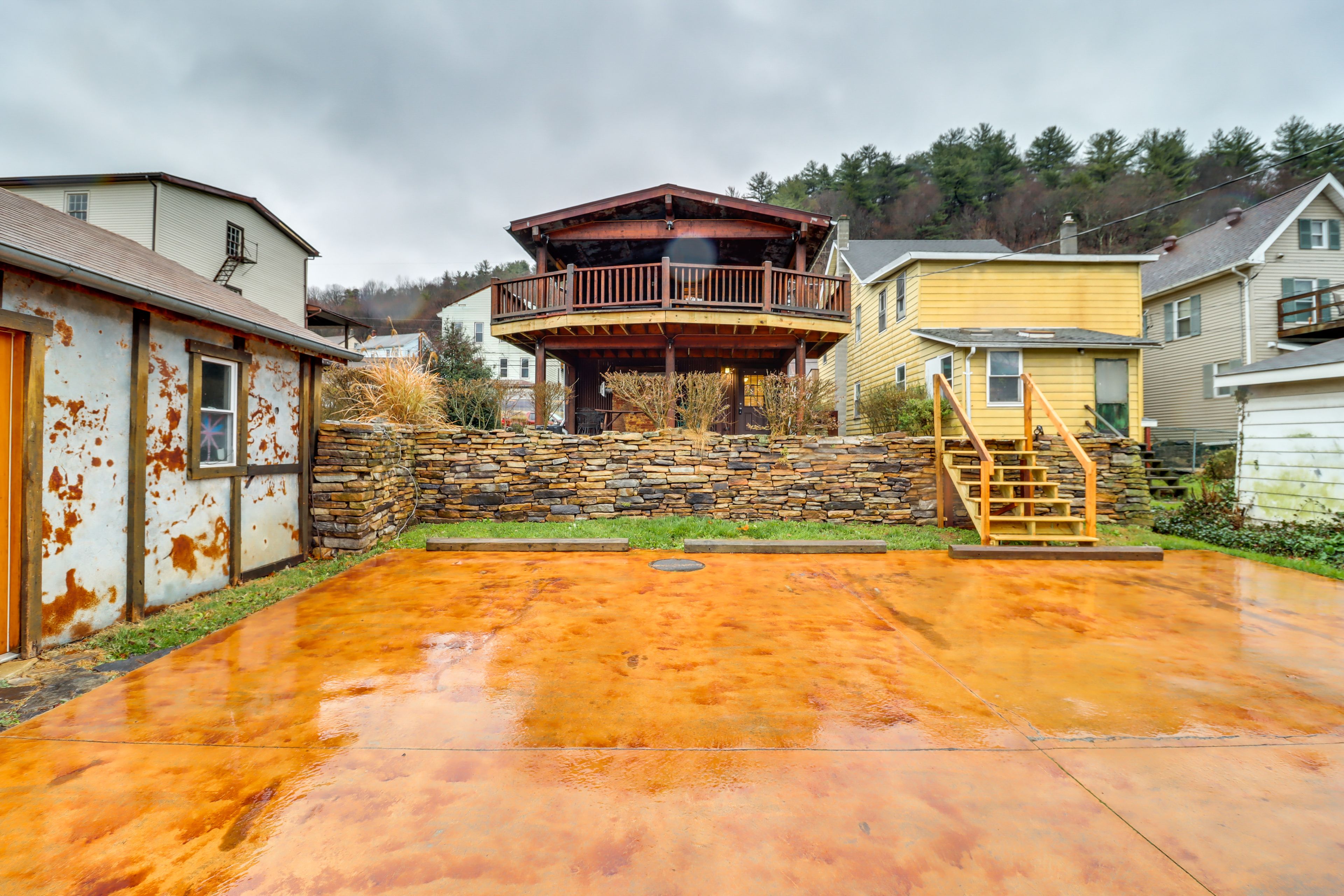 Exterior | Driveway (3 Vehicles)