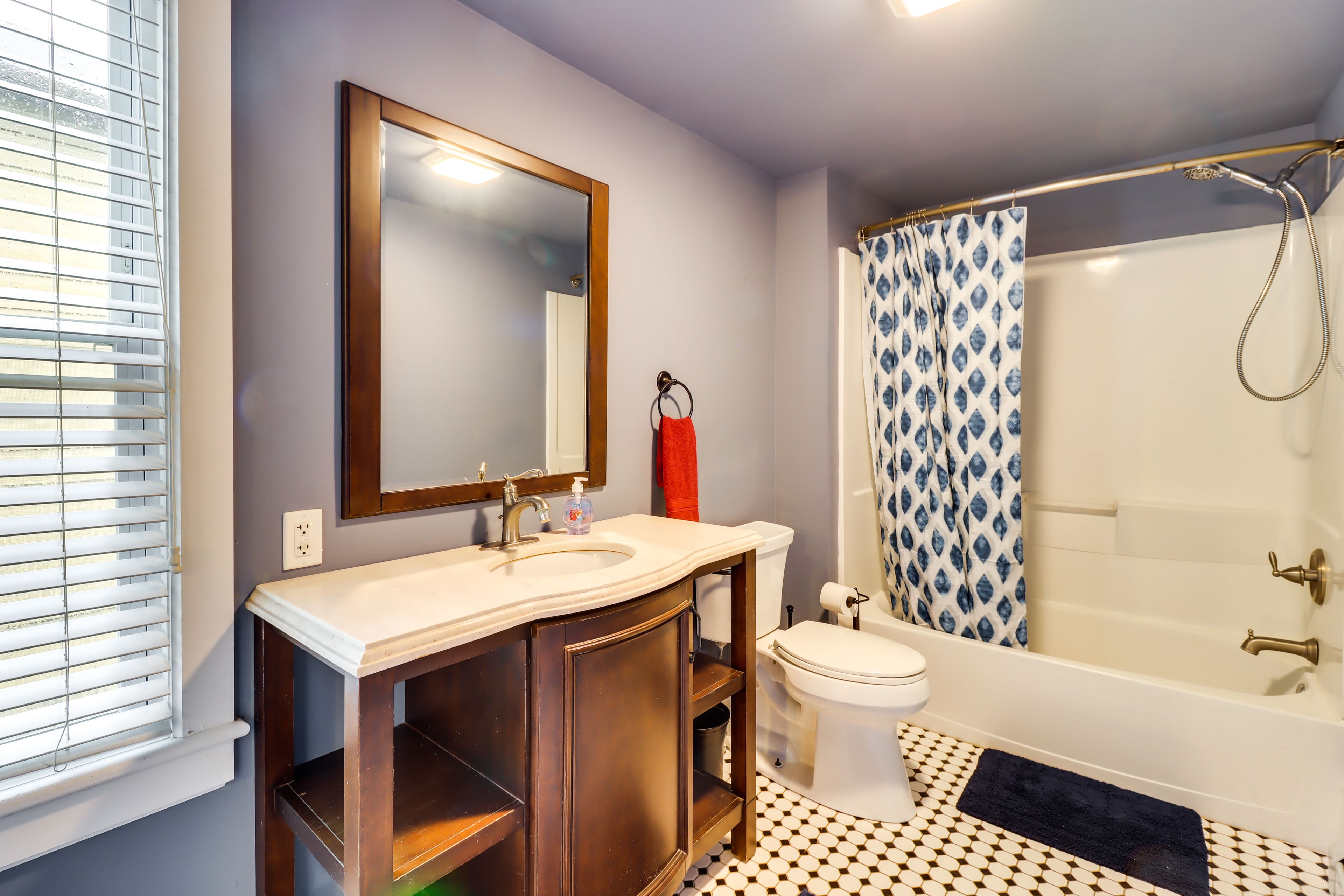 Full Bathroom | Towels Provided | 2nd Floor