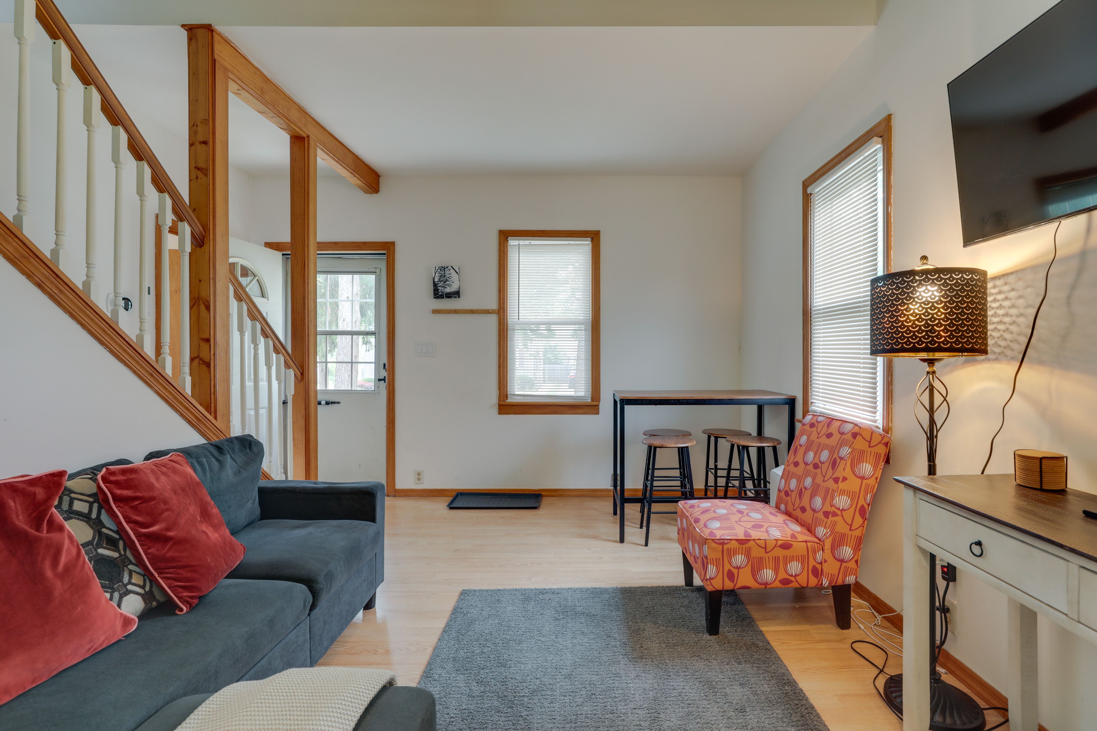 Living Room | Smart TV | Board Games