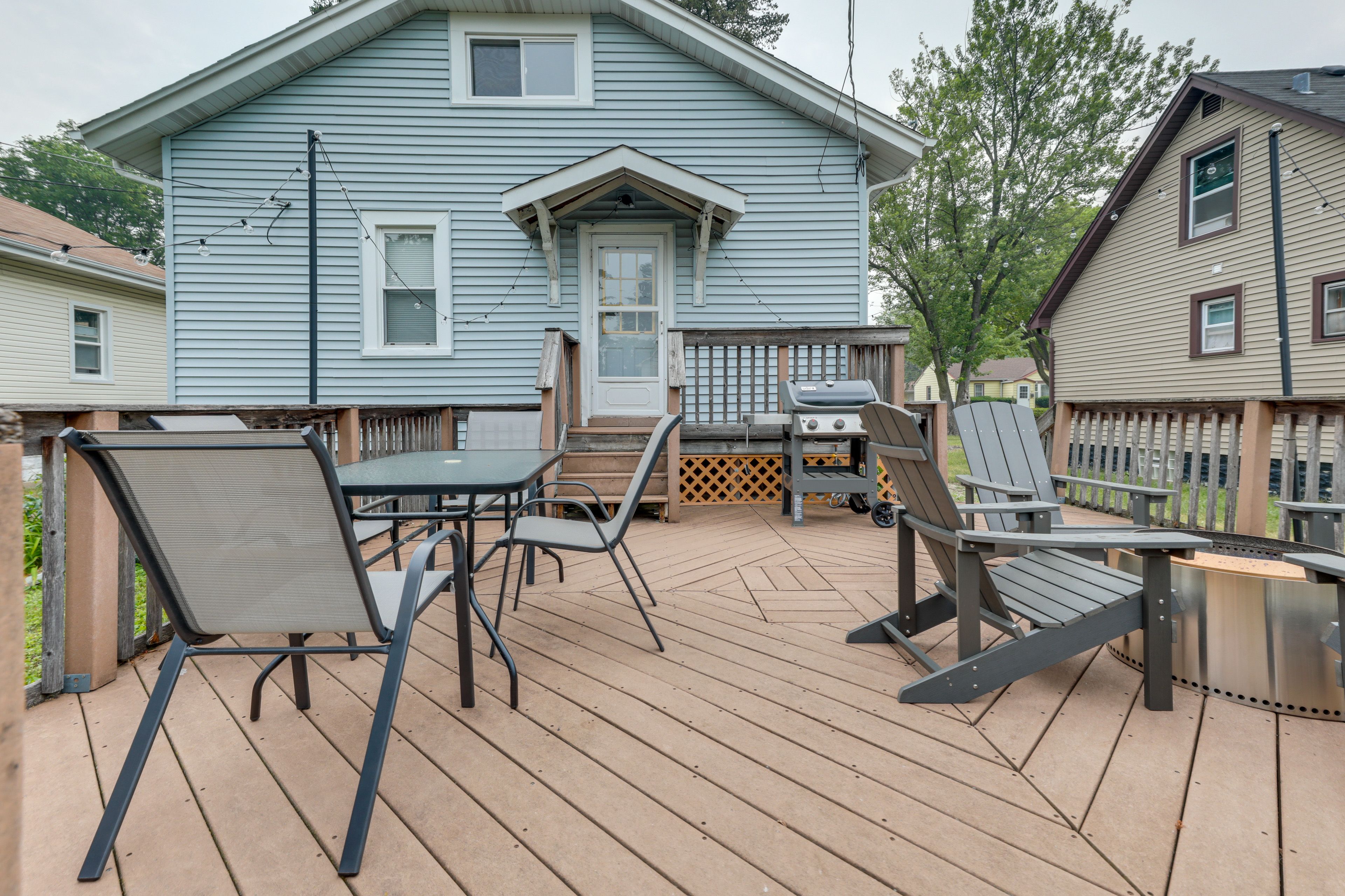 Deck | Backyard | Gas Grill | Fire Pit