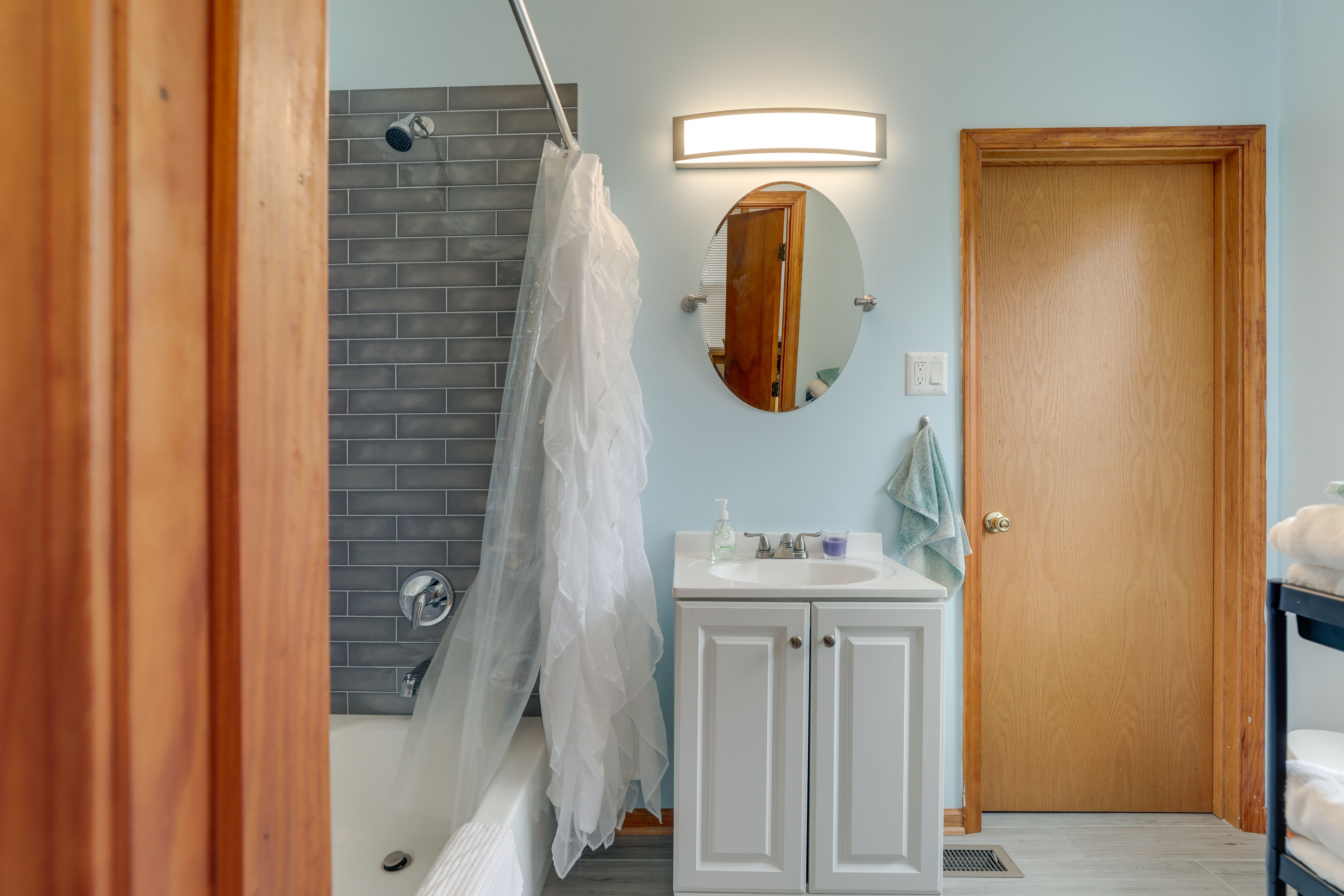 Jack-N-Jill Full Bathroom | Complimentary Toiletries | Towels Provided