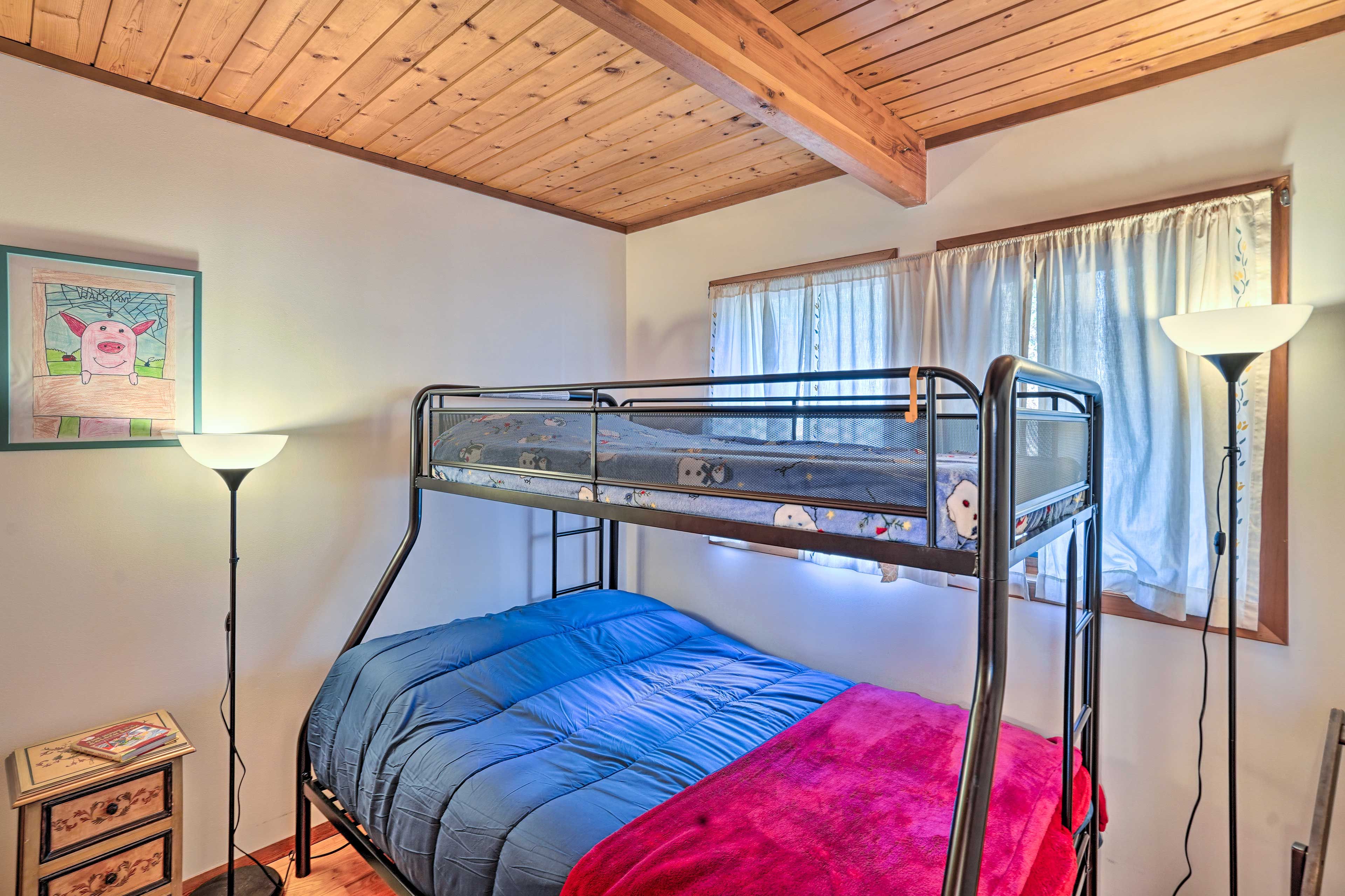 Bedroom 2 | Twin/Full Bunk Bed | 1st Floor
