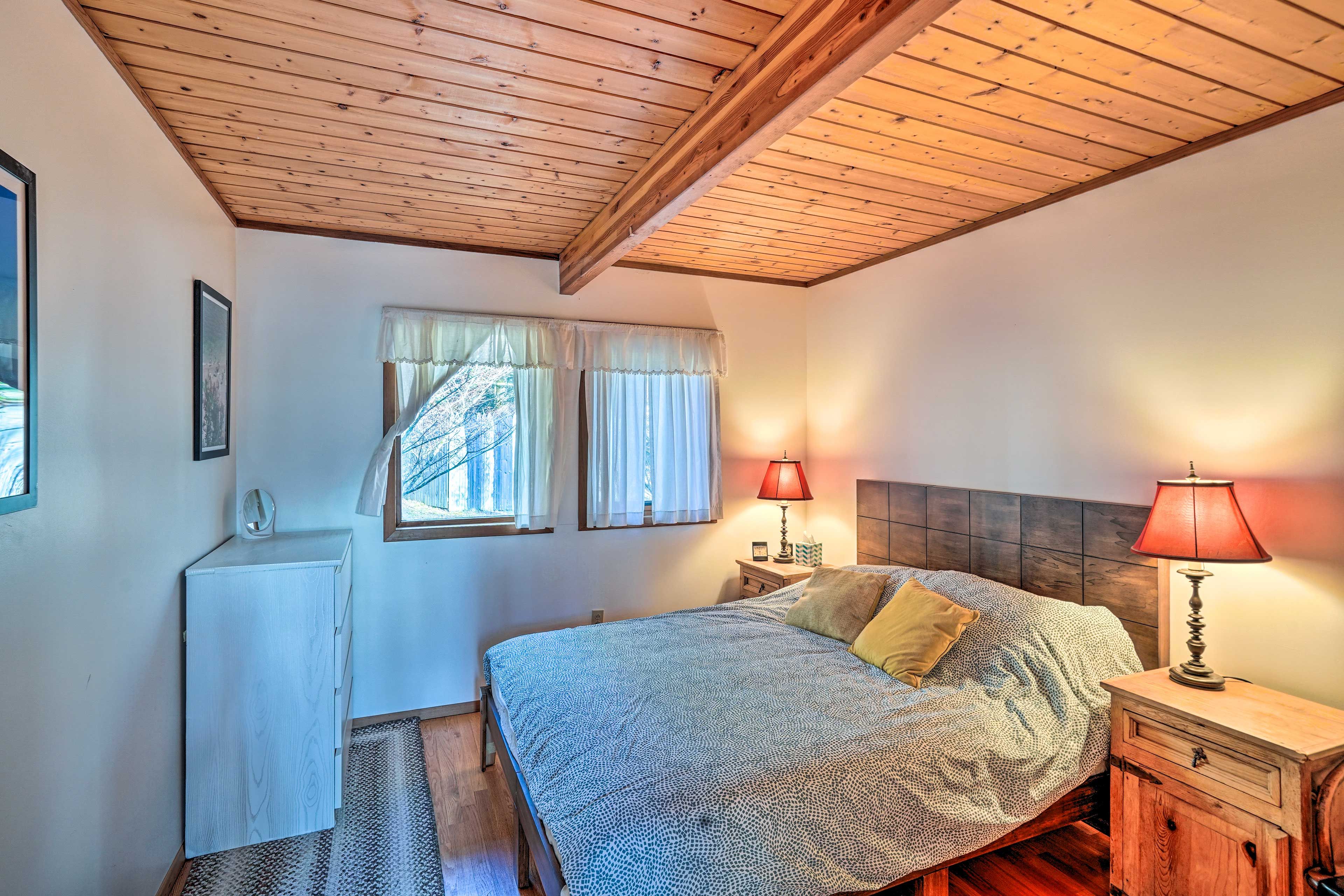 Bedroom 1 | Queen Bed | Linens Provided | 1st Floor