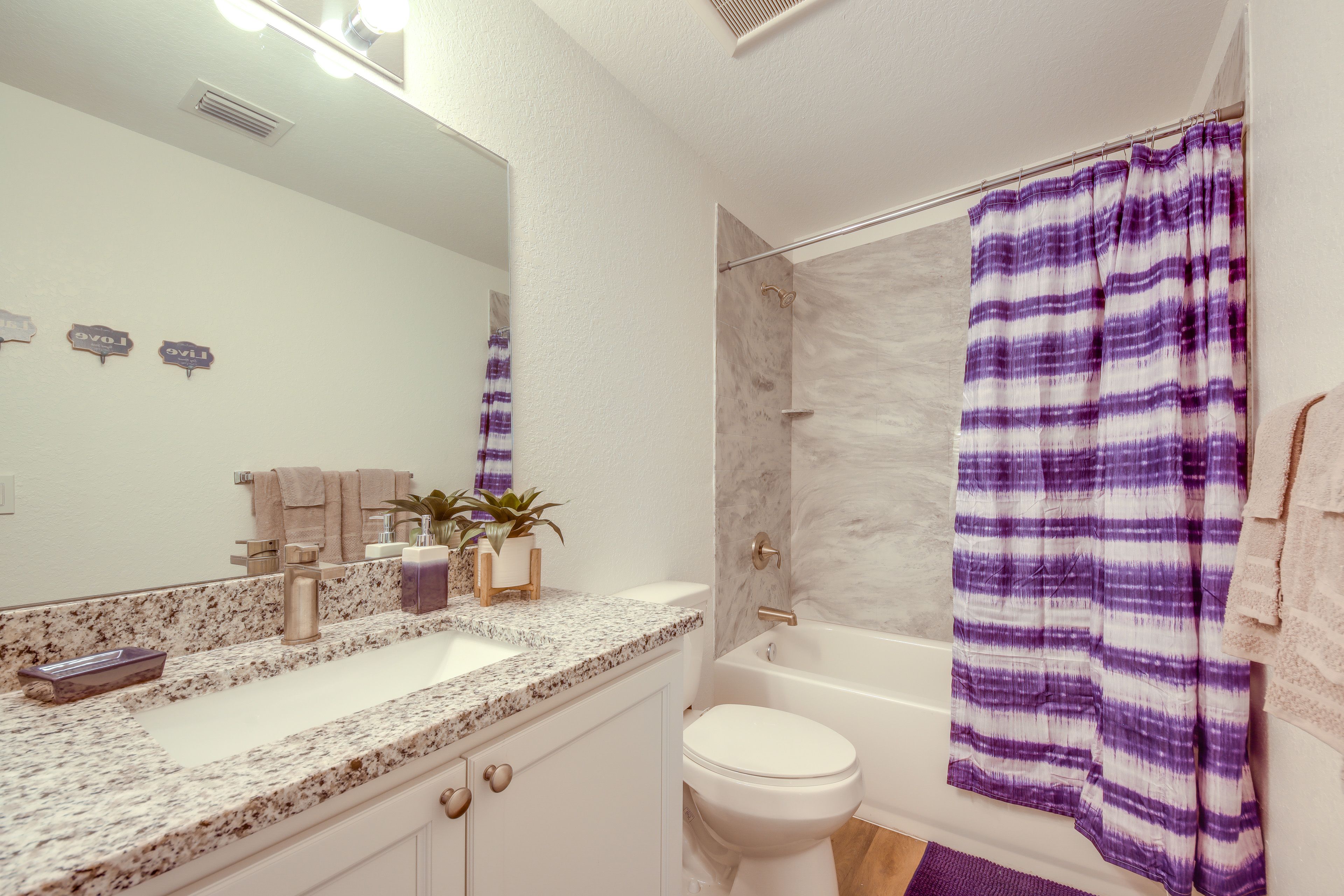 Full Bathroom | Towels Provided