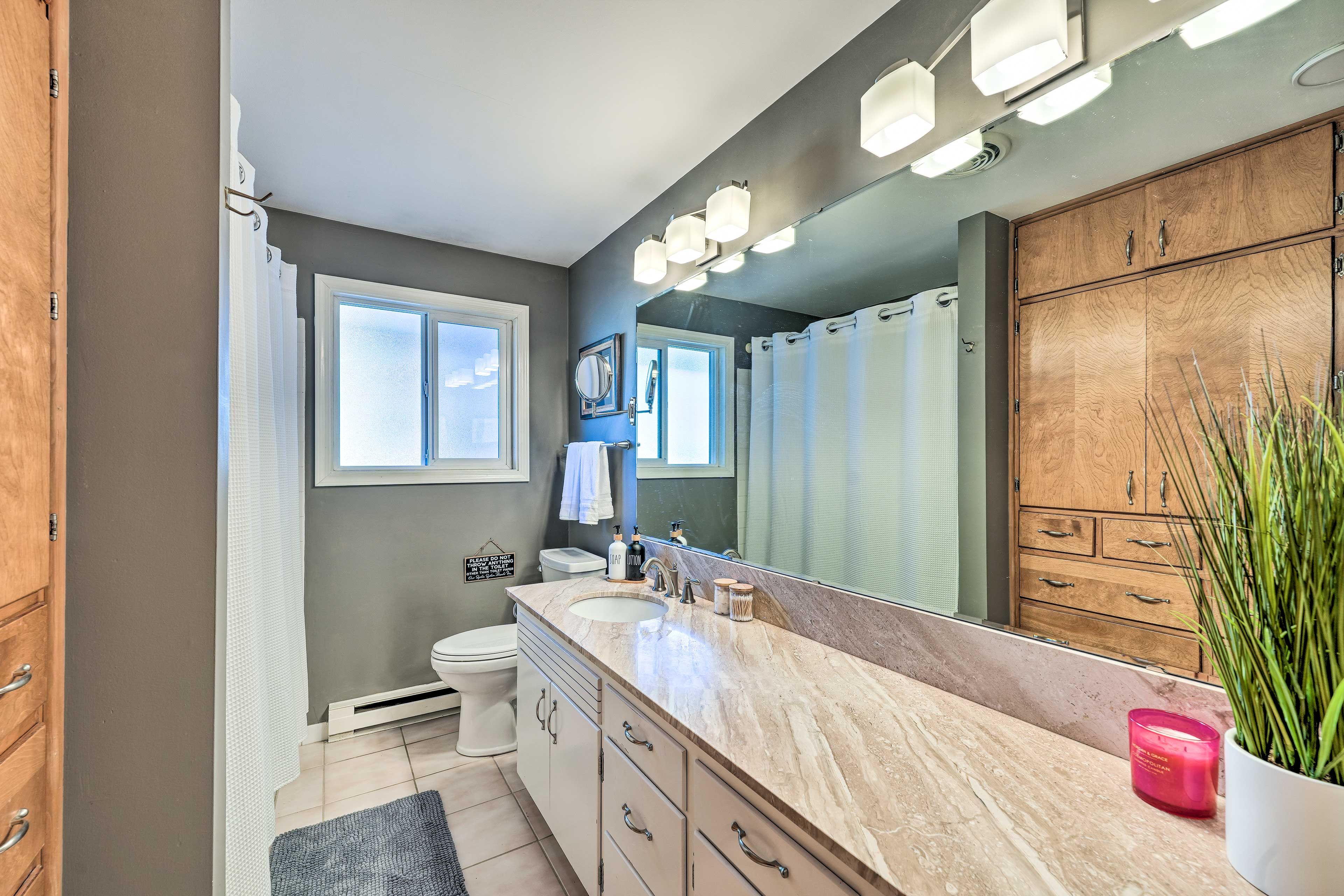 Full Bathroom | Towels & Linens | Complimentary Toiletries | Hair Dryer