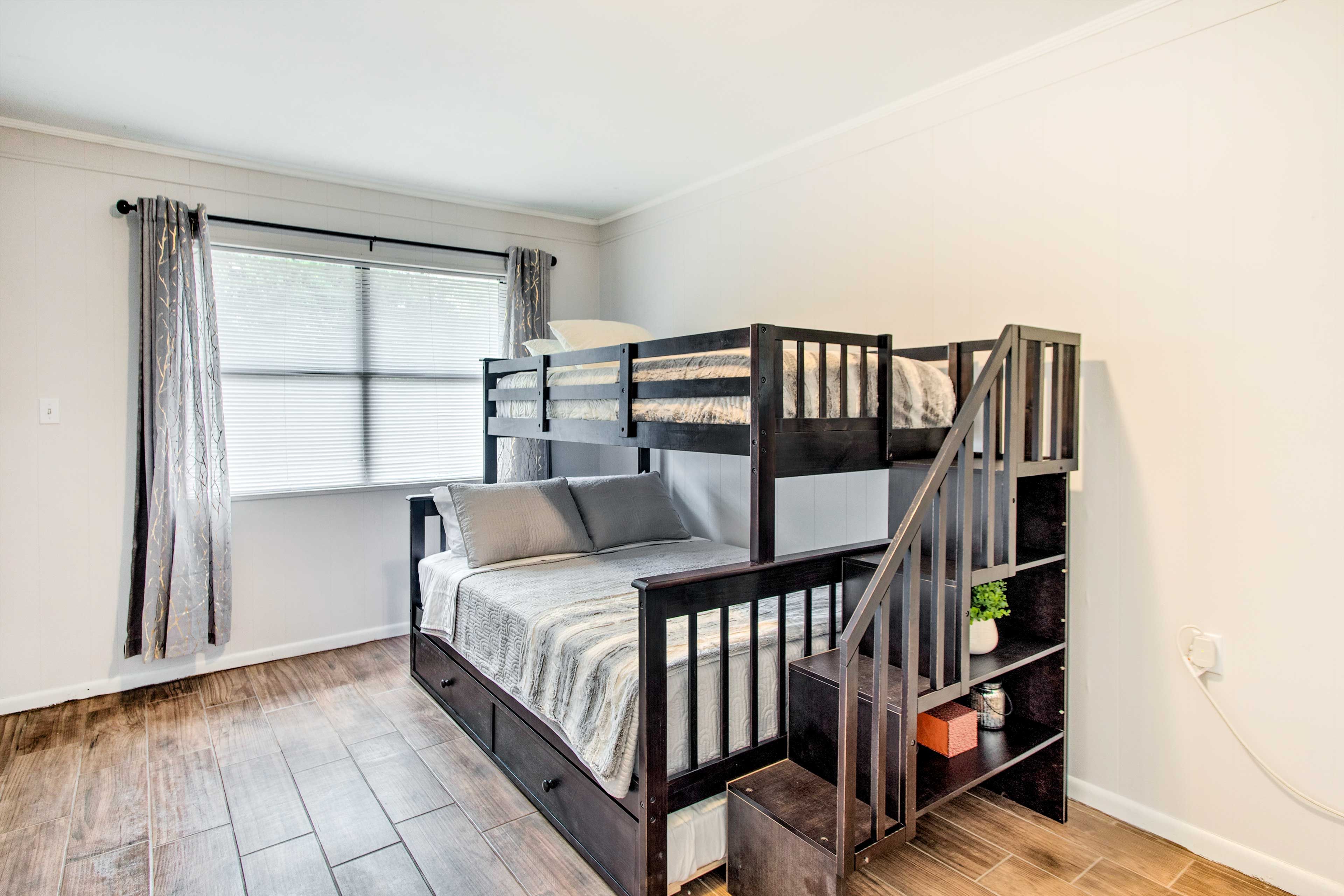 Bedroom 4 | Twin/Full Bunk Bed