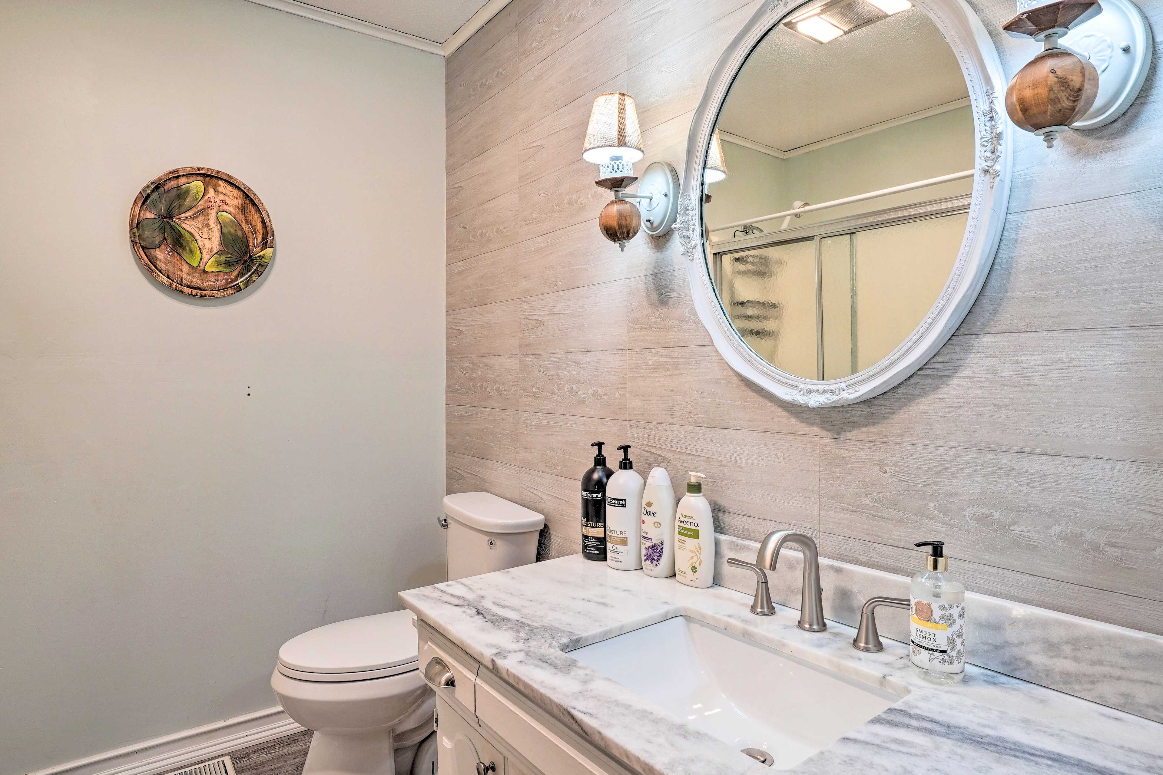 Full Bathroom | Complimentary Toiletries