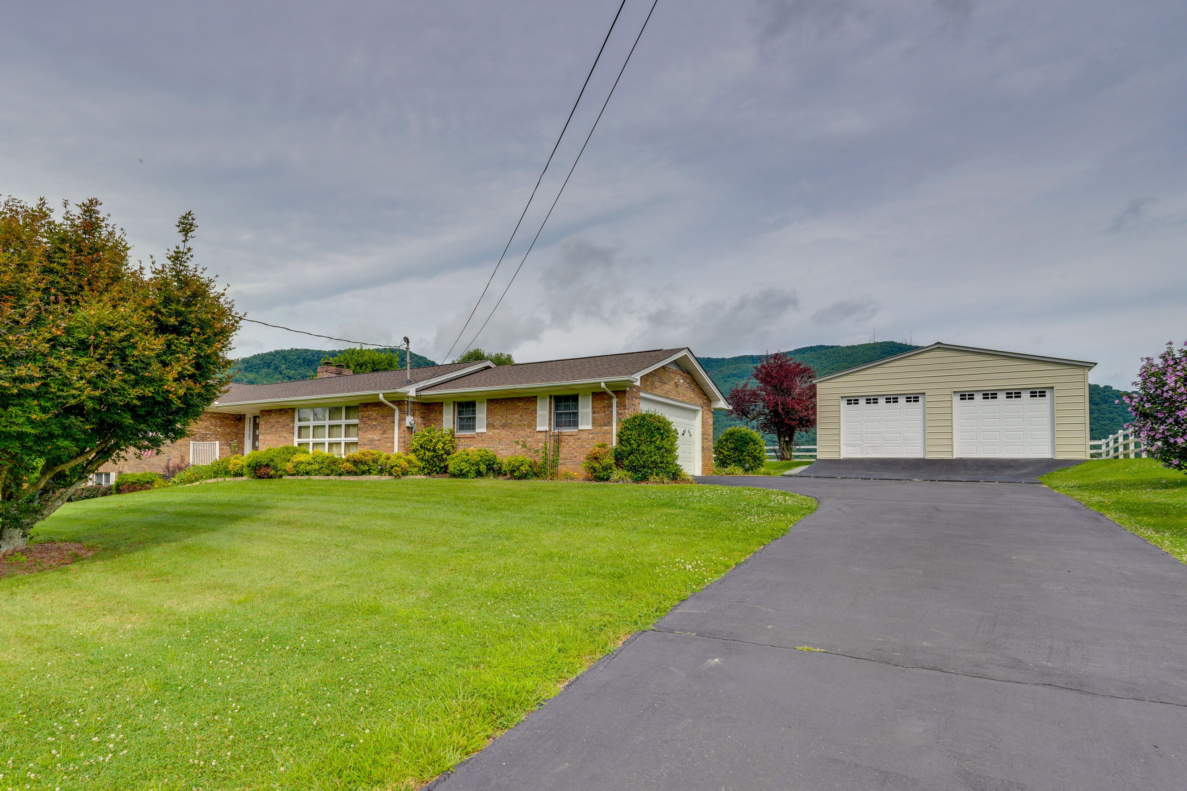 Parking | Garage (1 Vehicle) | Driveway (3 Vehicles) | RV/Trailer Parking