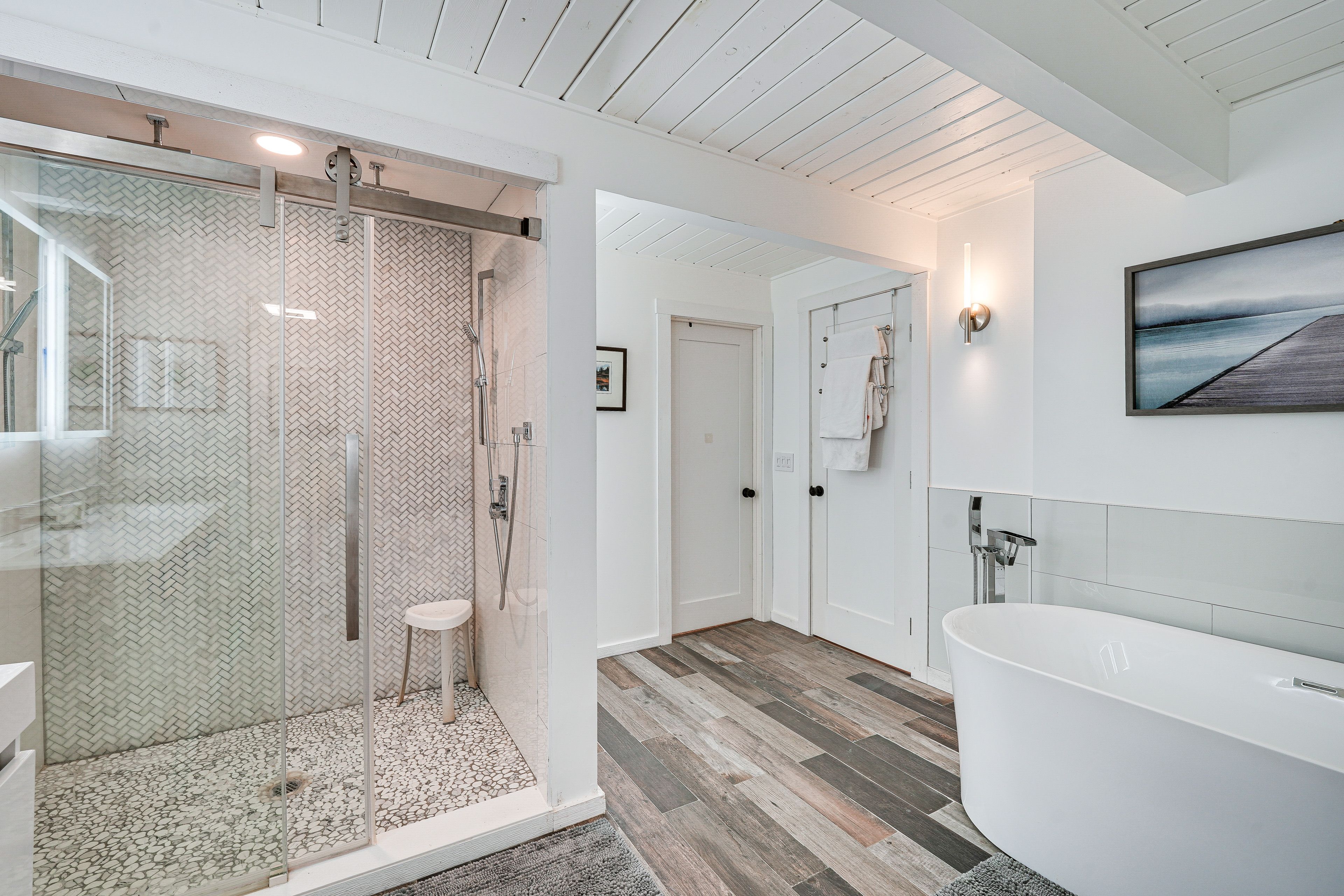 Full Bathroom | 1st Floor | Towels Provided | Complimentary Toiletries