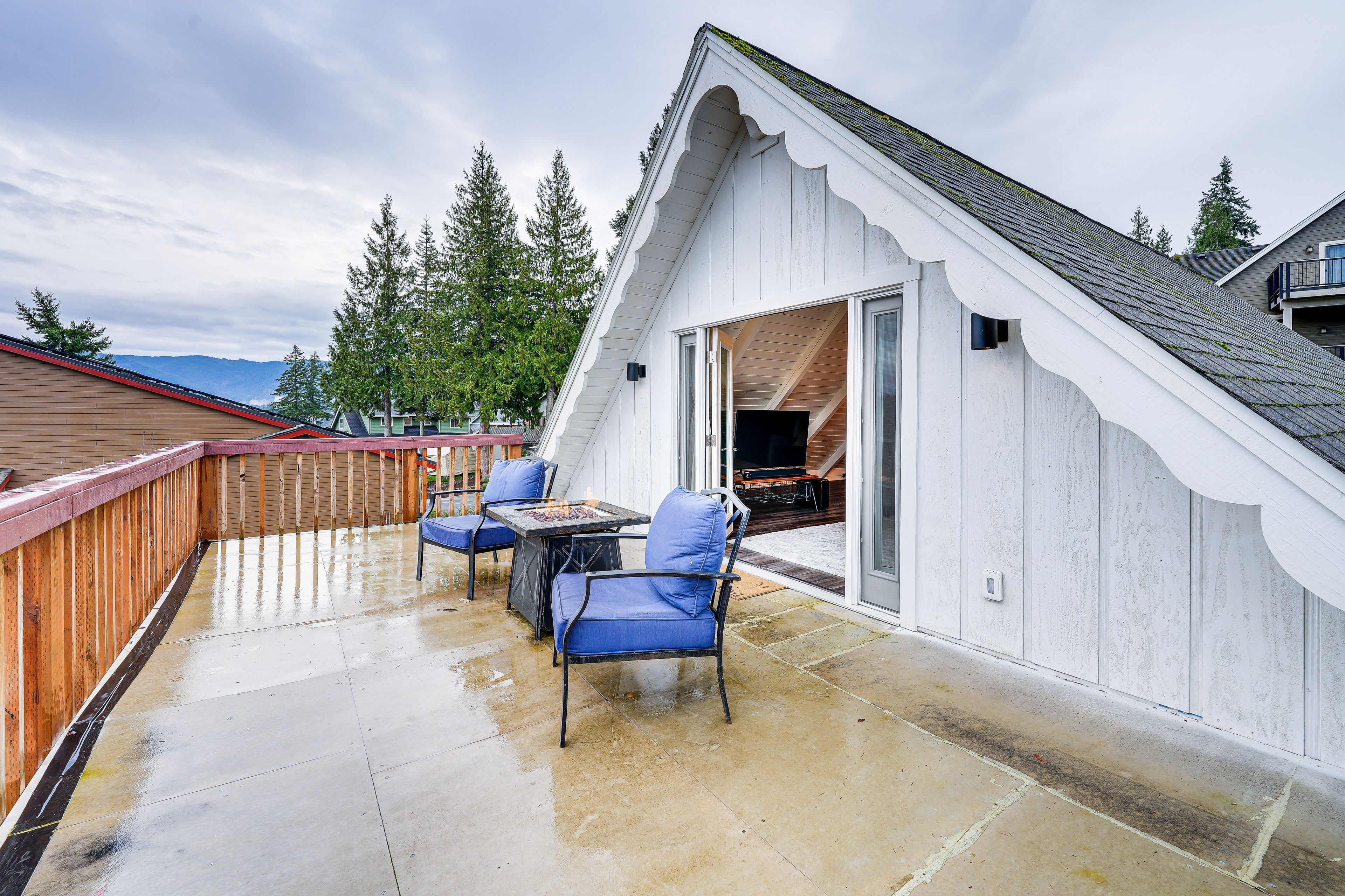 2nd-Floor Lookout Deck | Fire Pit Table