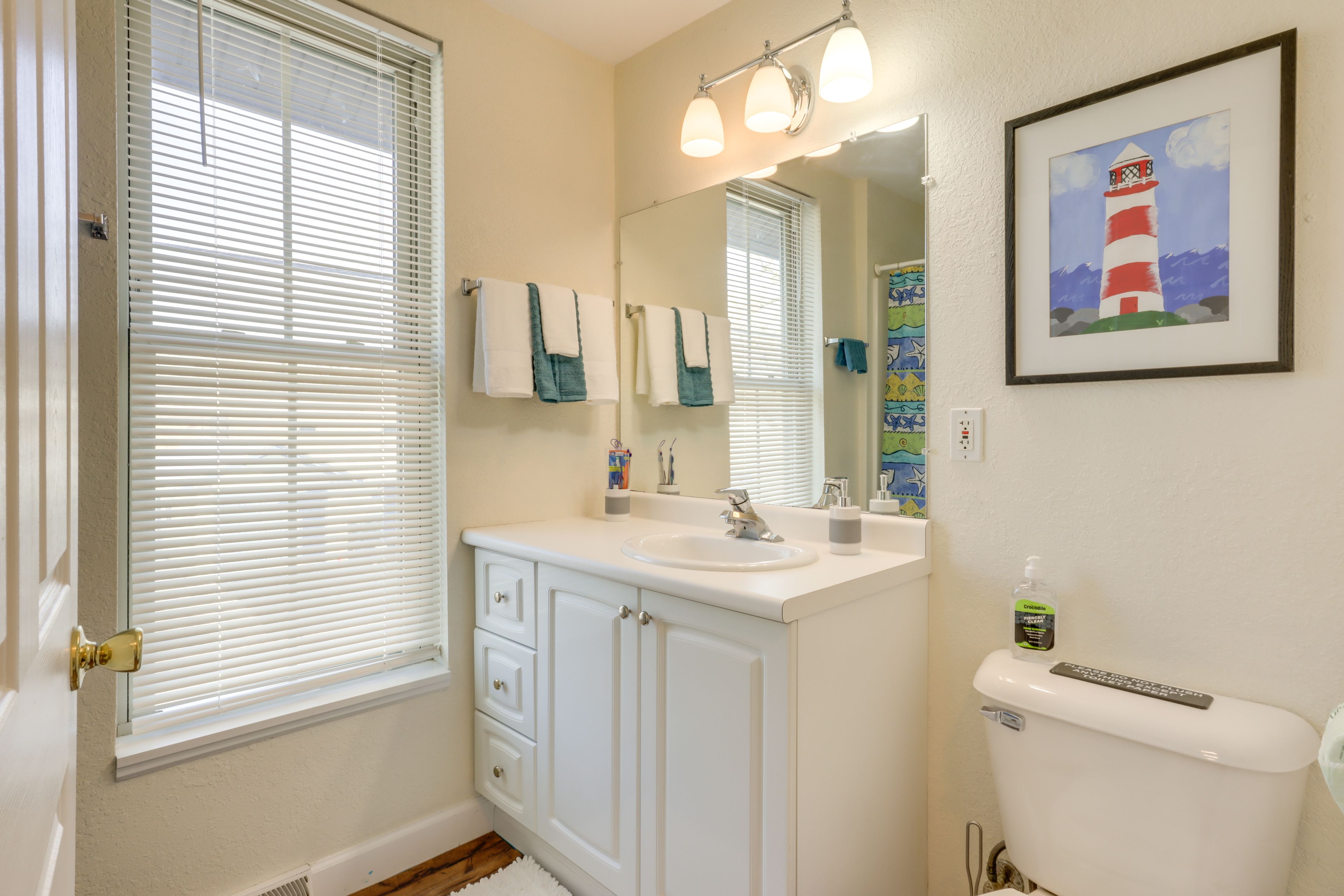 Full Bathroom | Complimentary Toiletries