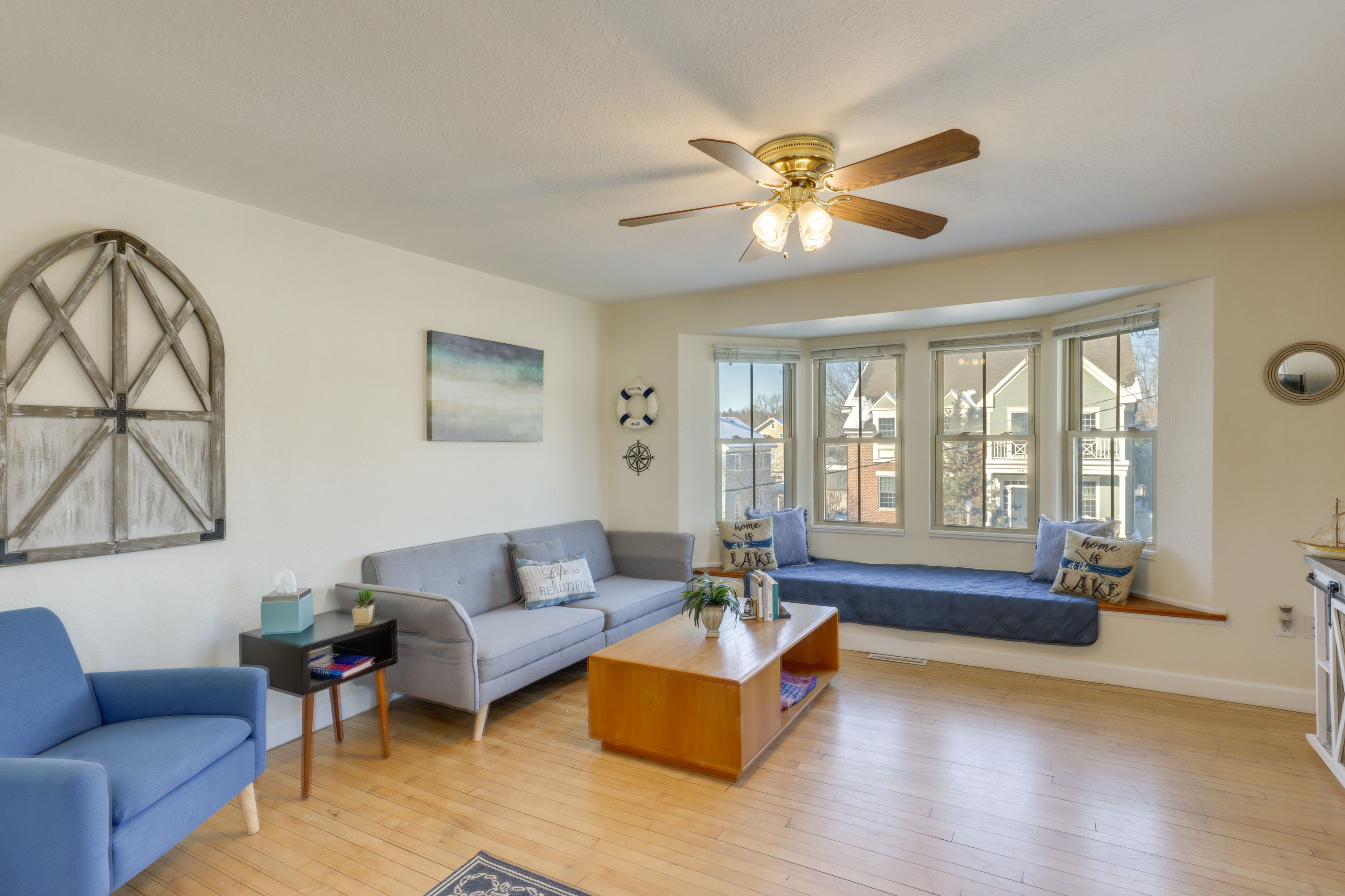 Living Room | Free WiFi | Central Heating & A/C | Smart TV | Queen Sleeper Sofa