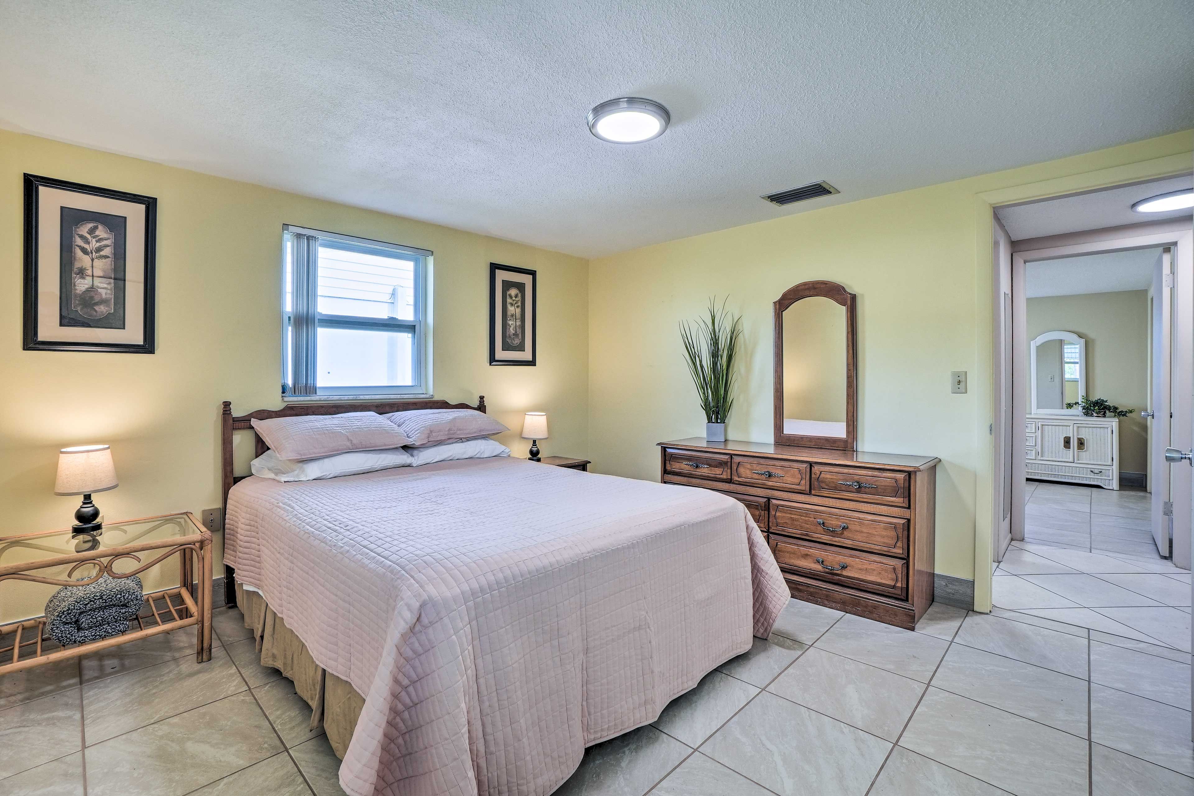 Bedroom 1 | Queen Bed