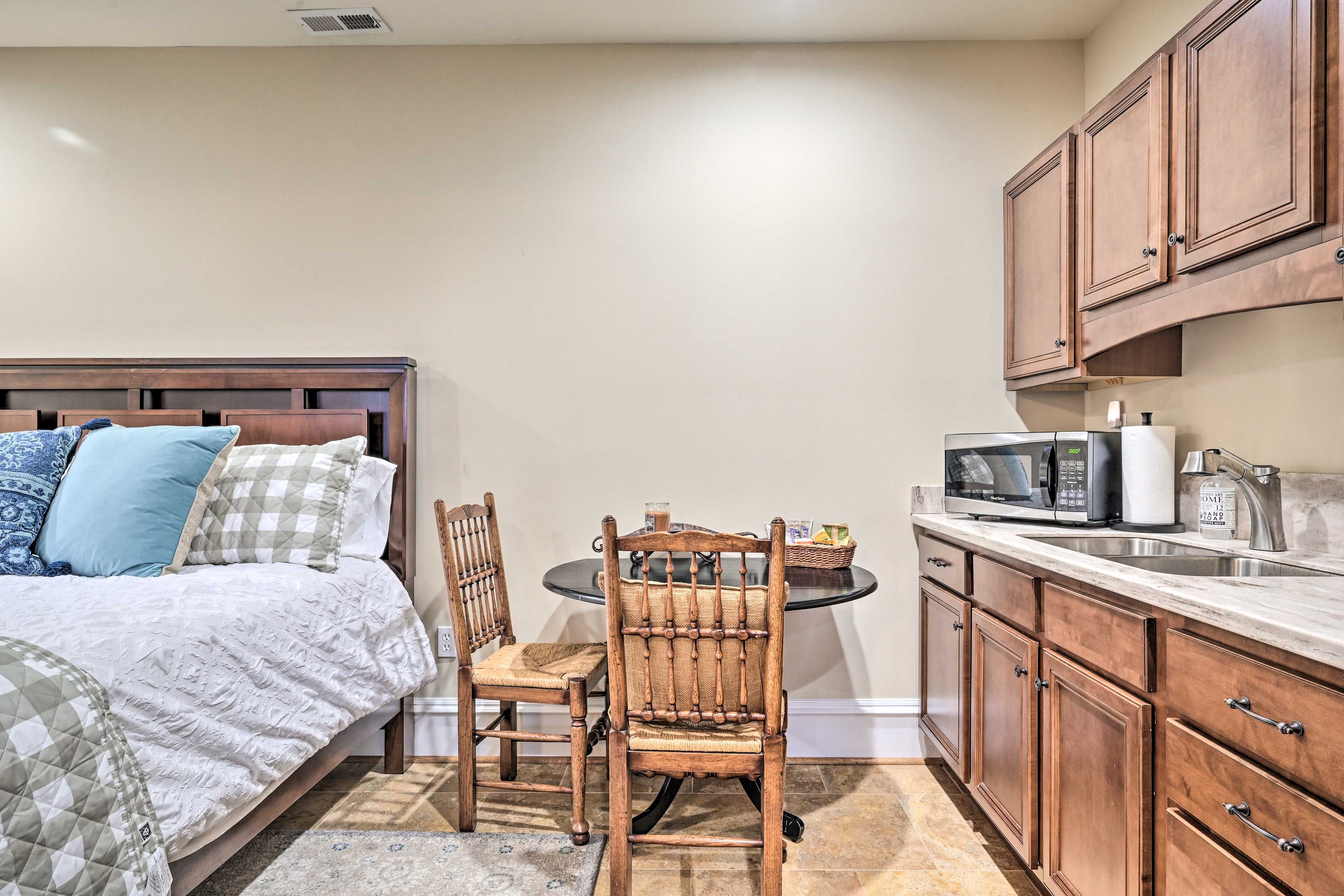 Dining Area | Dishware & Flatware Provided