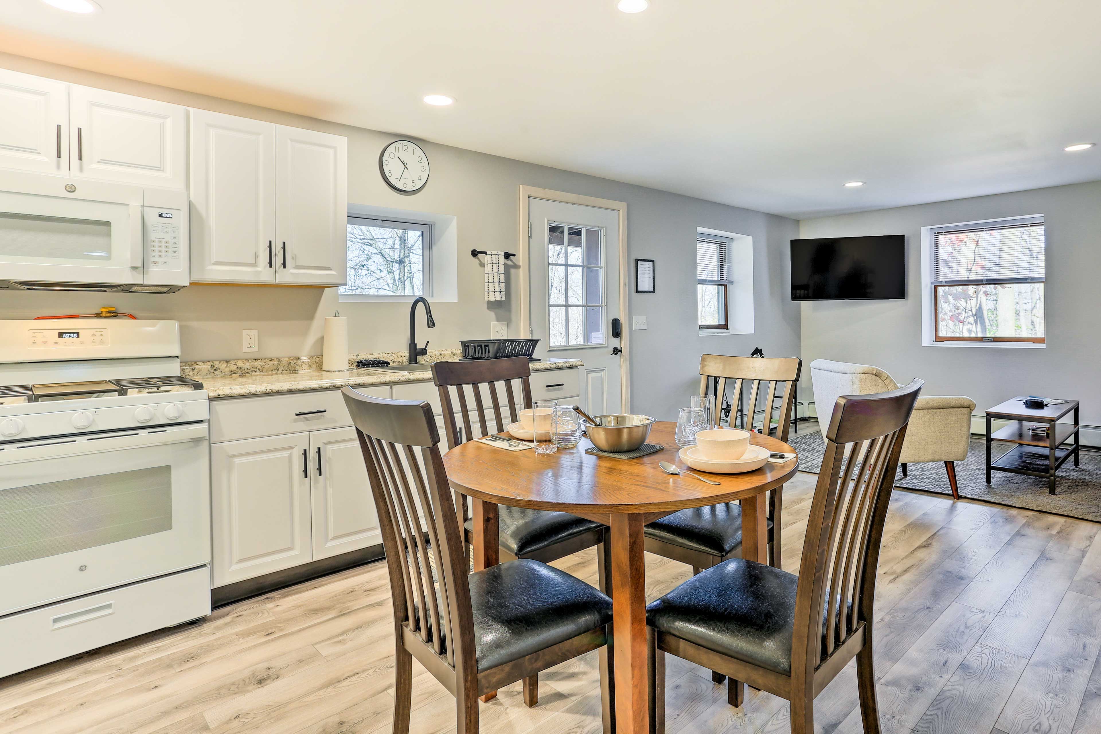 Kitchen | 725 Sq Ft | Free WiFi | Keyless Entry | Wood-Burning Fire Pit