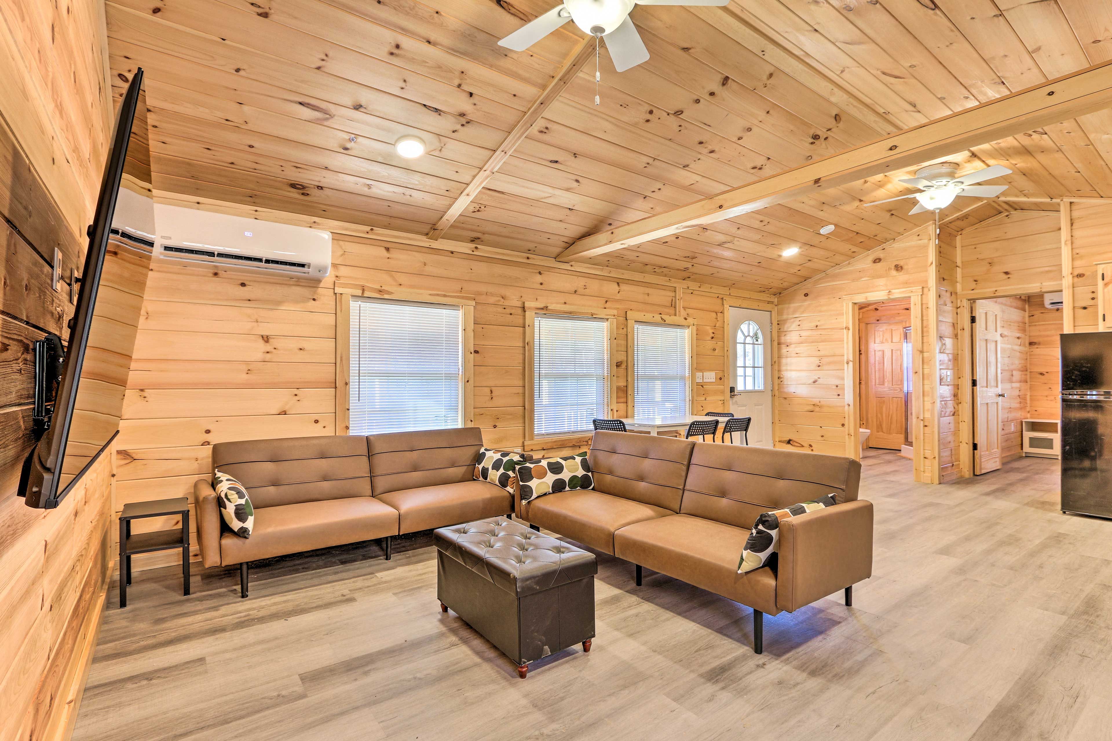 Living Room | Free WiFi | Smart TV | Cable/Satellite