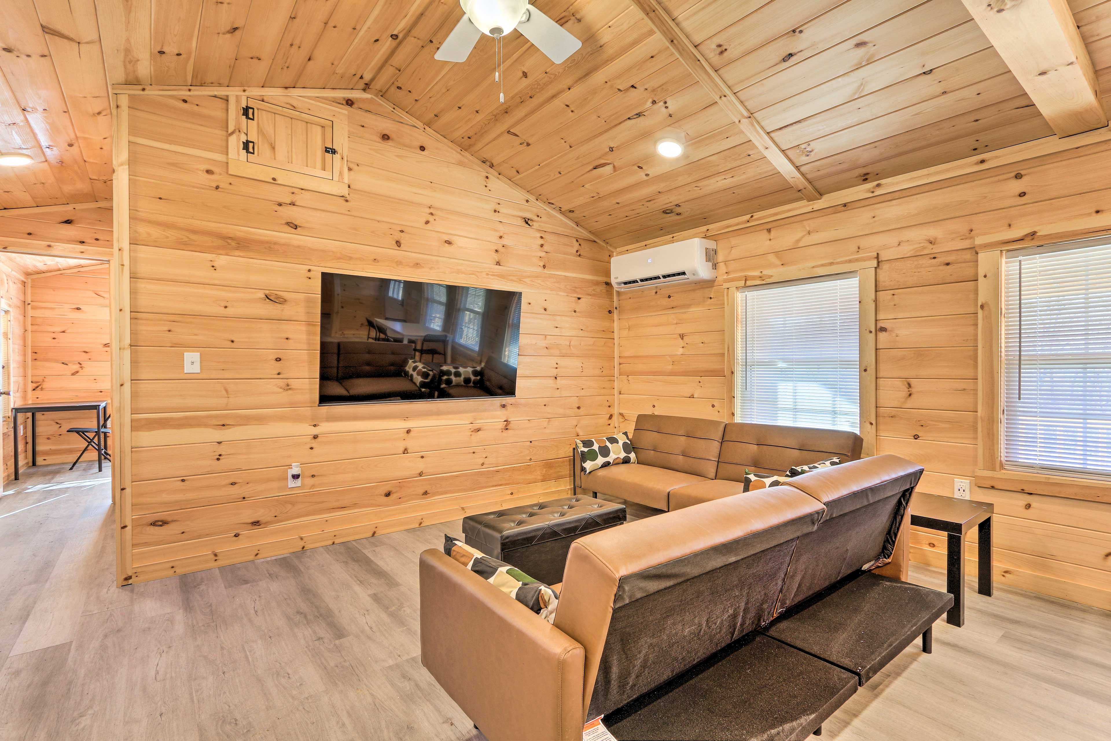 Living Room | 2 Full Futons | Smart TV | Free WiFi