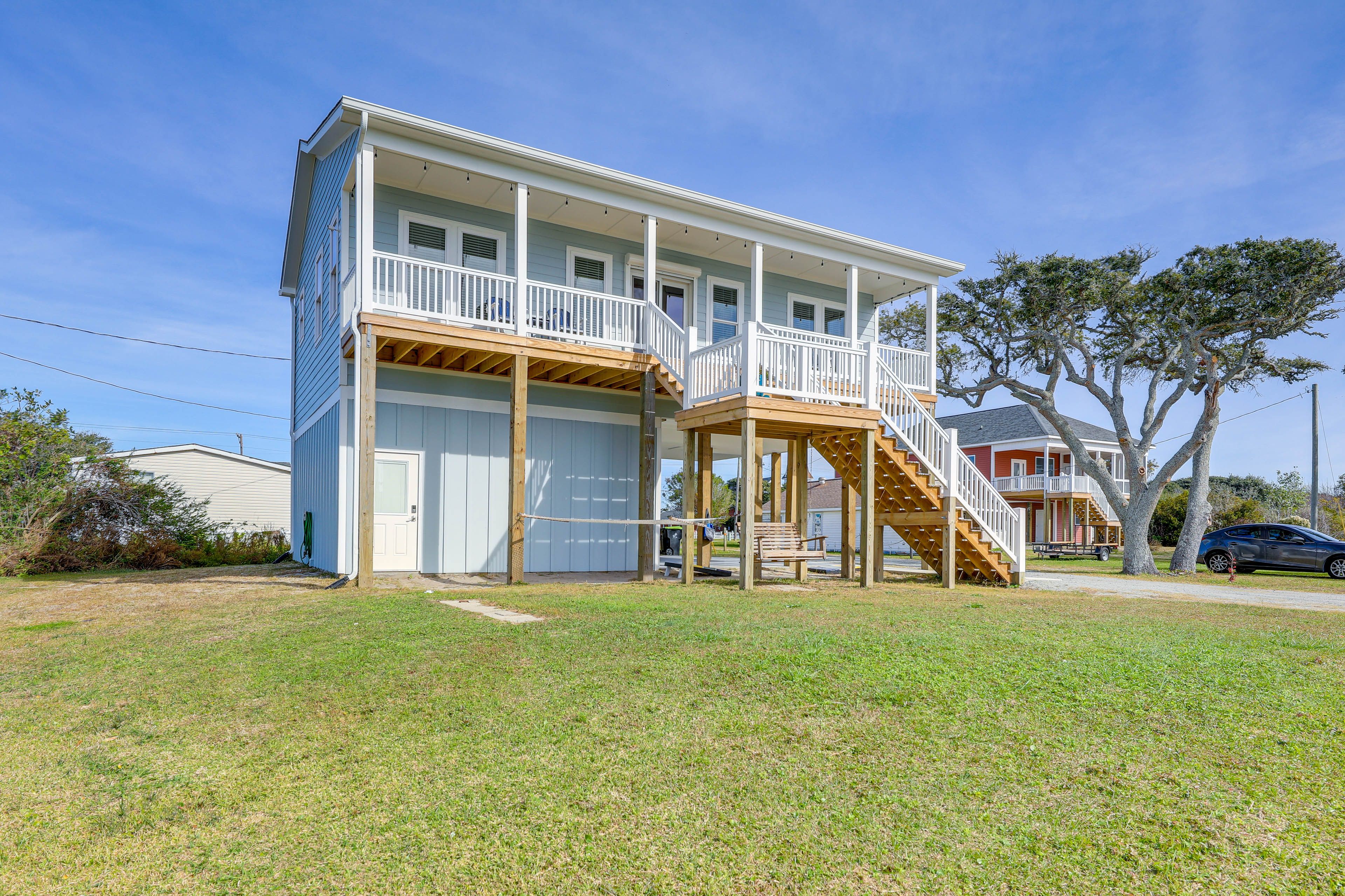 Exterior | Covered Deck & Patio | Porch Swing | Yard Games