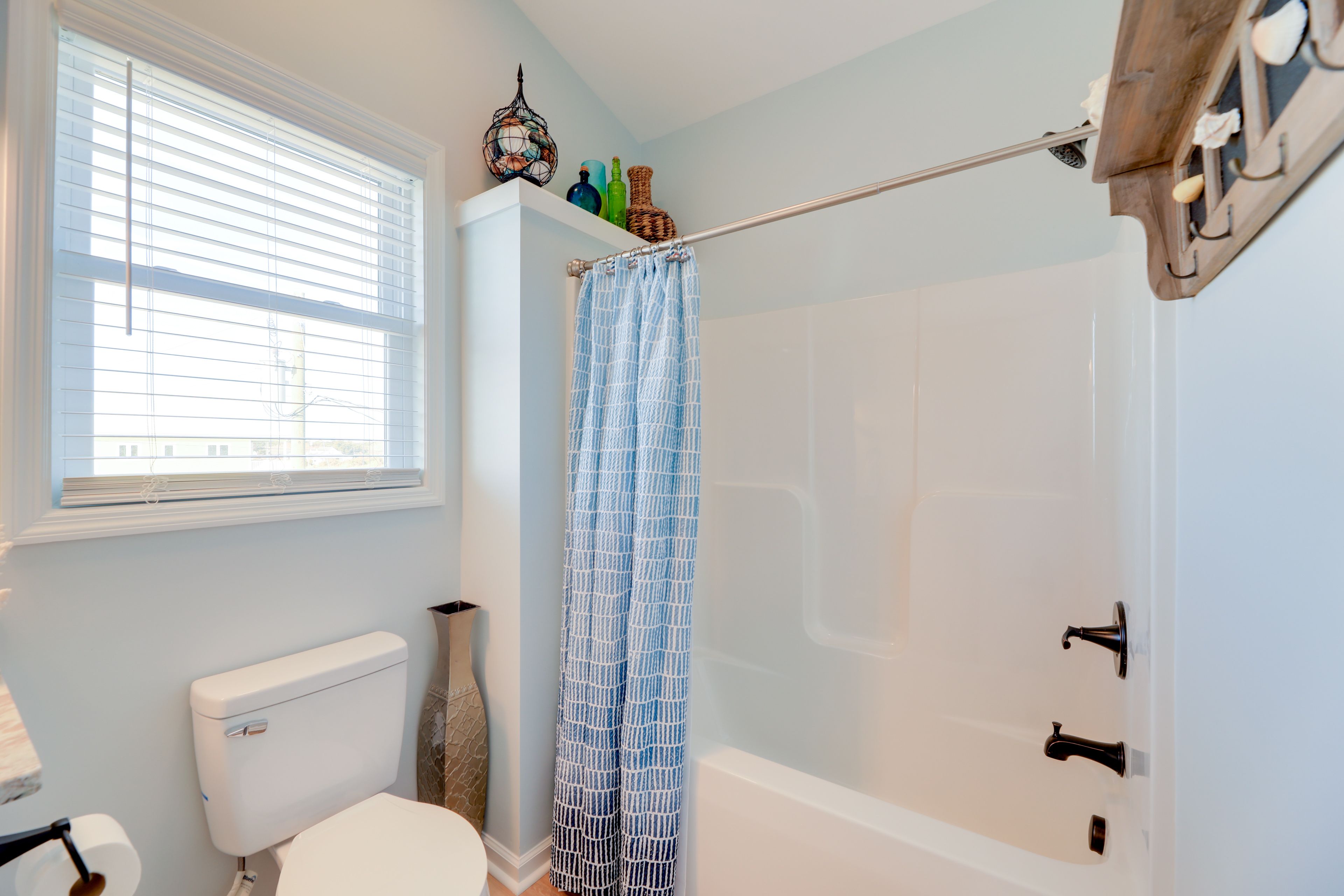 Full Bathroom | Towels Provided