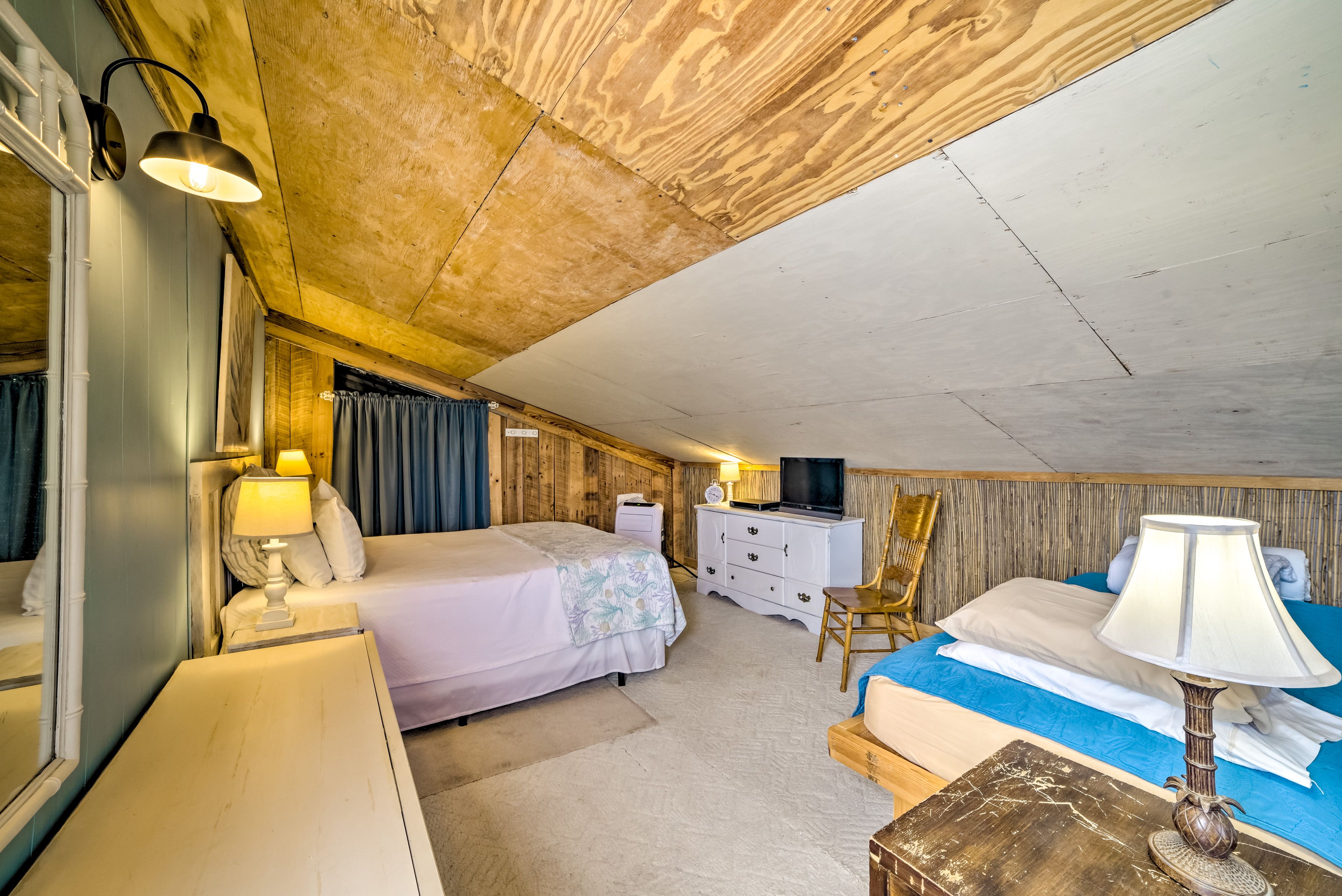 Bedroom (Loft) | Queen Bed | Twin Daybed | Linens Provided