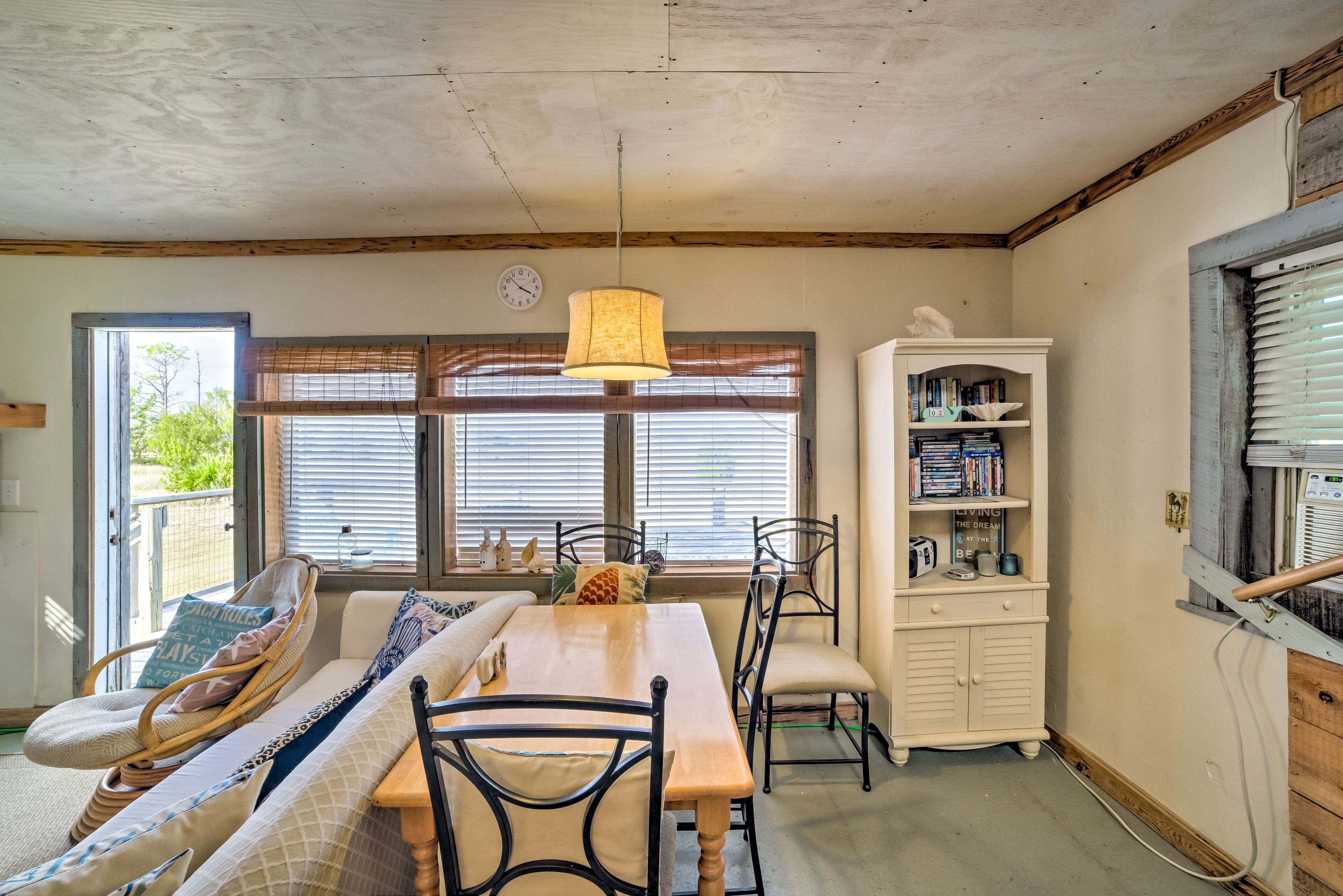 Dining Area | Dishware & Flatware Provided