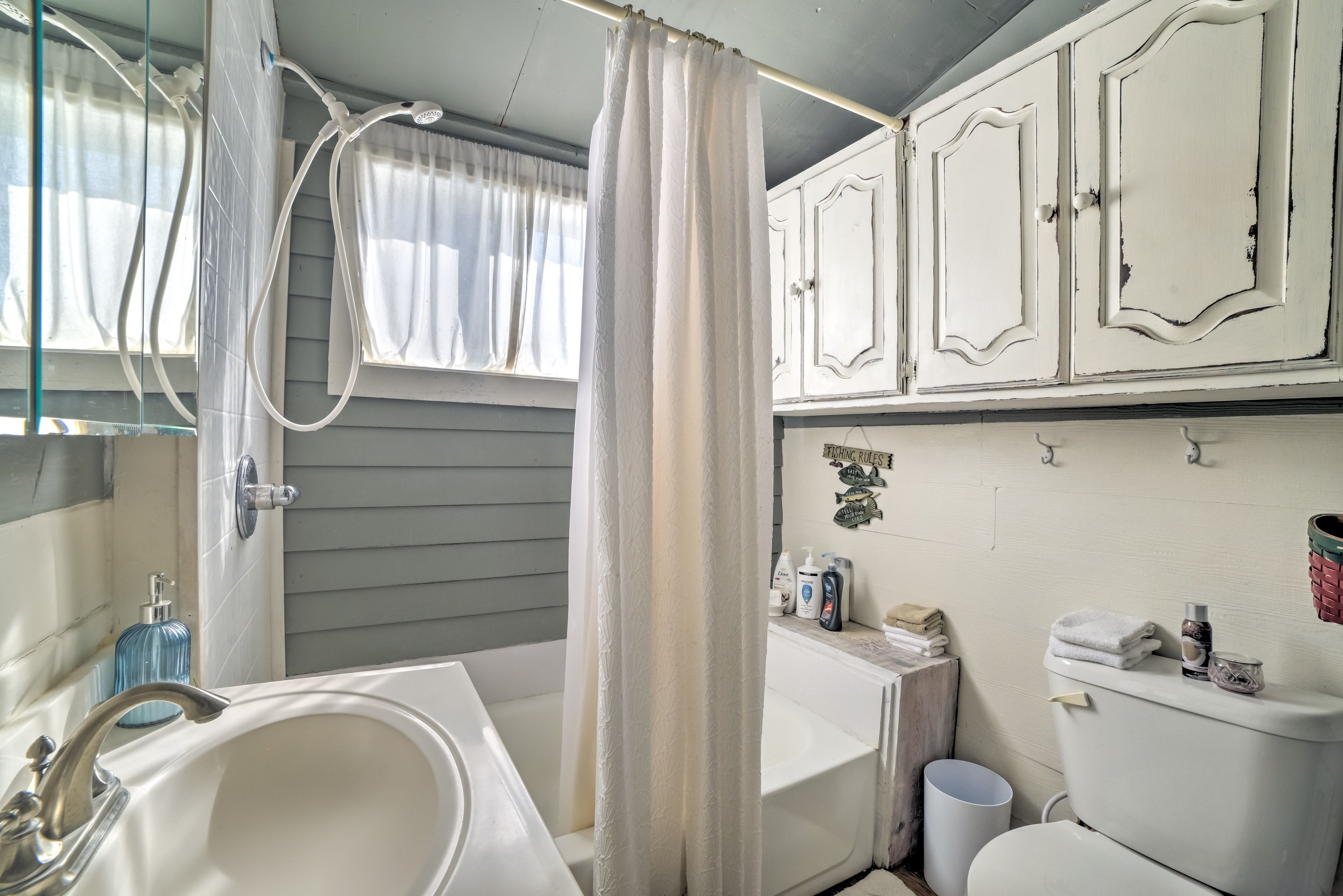 Full Bathroom | Towels Provided | Complimentary Toiletries