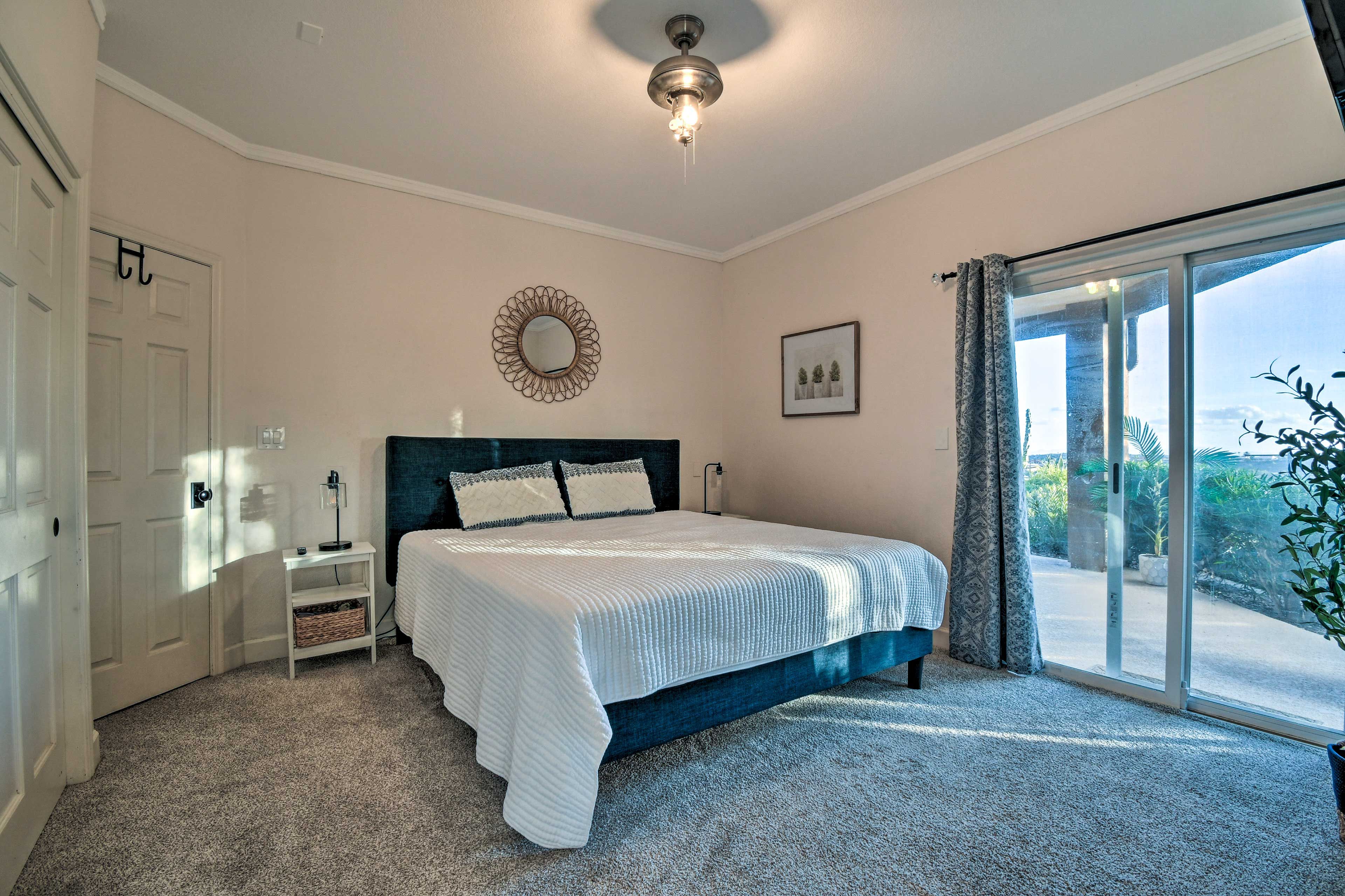 Bedroom 2 | King Bed | Shared En-Suite Bathroom