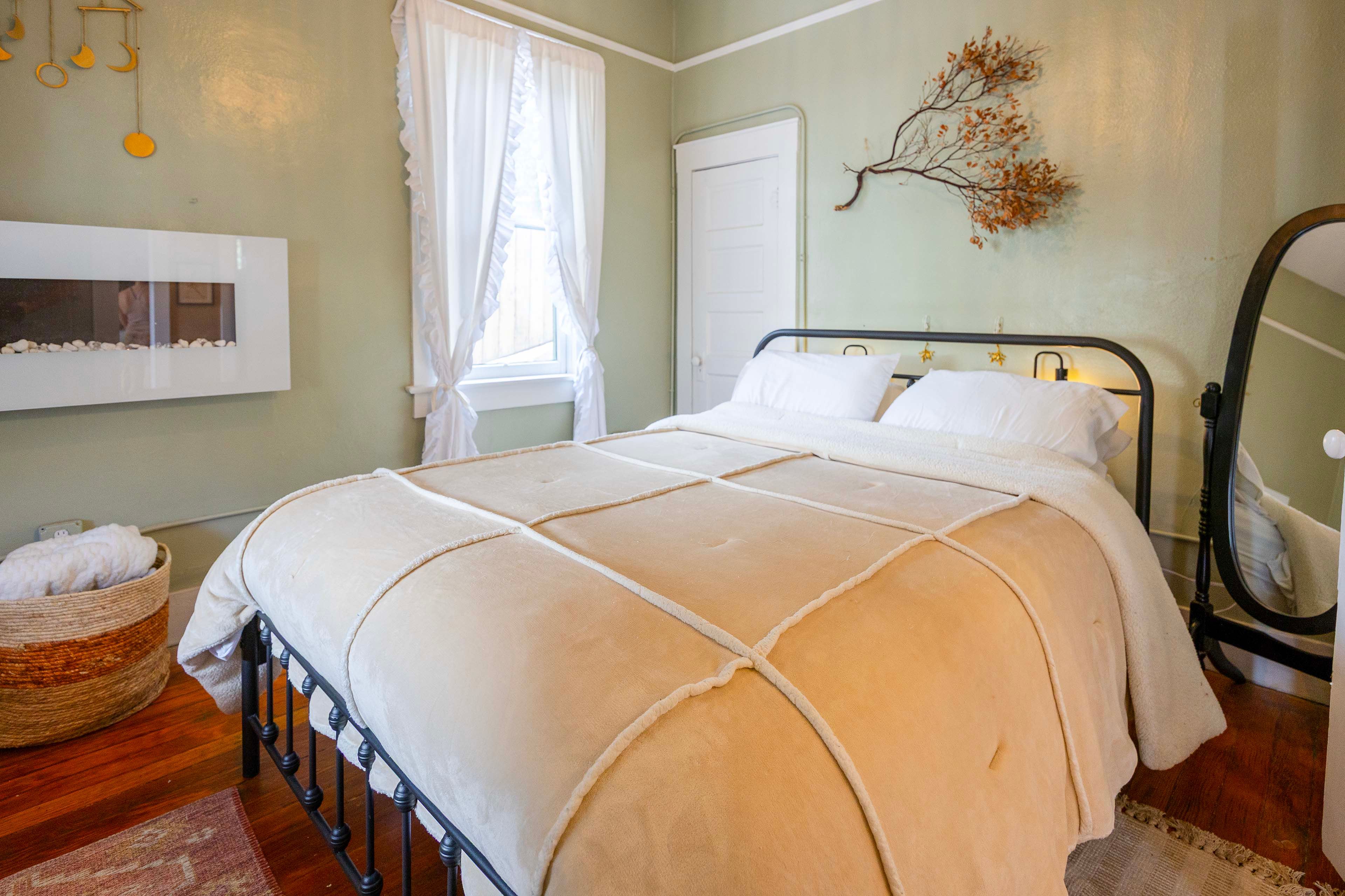 Bedroom 1 | Queen Bed | Linens Provided