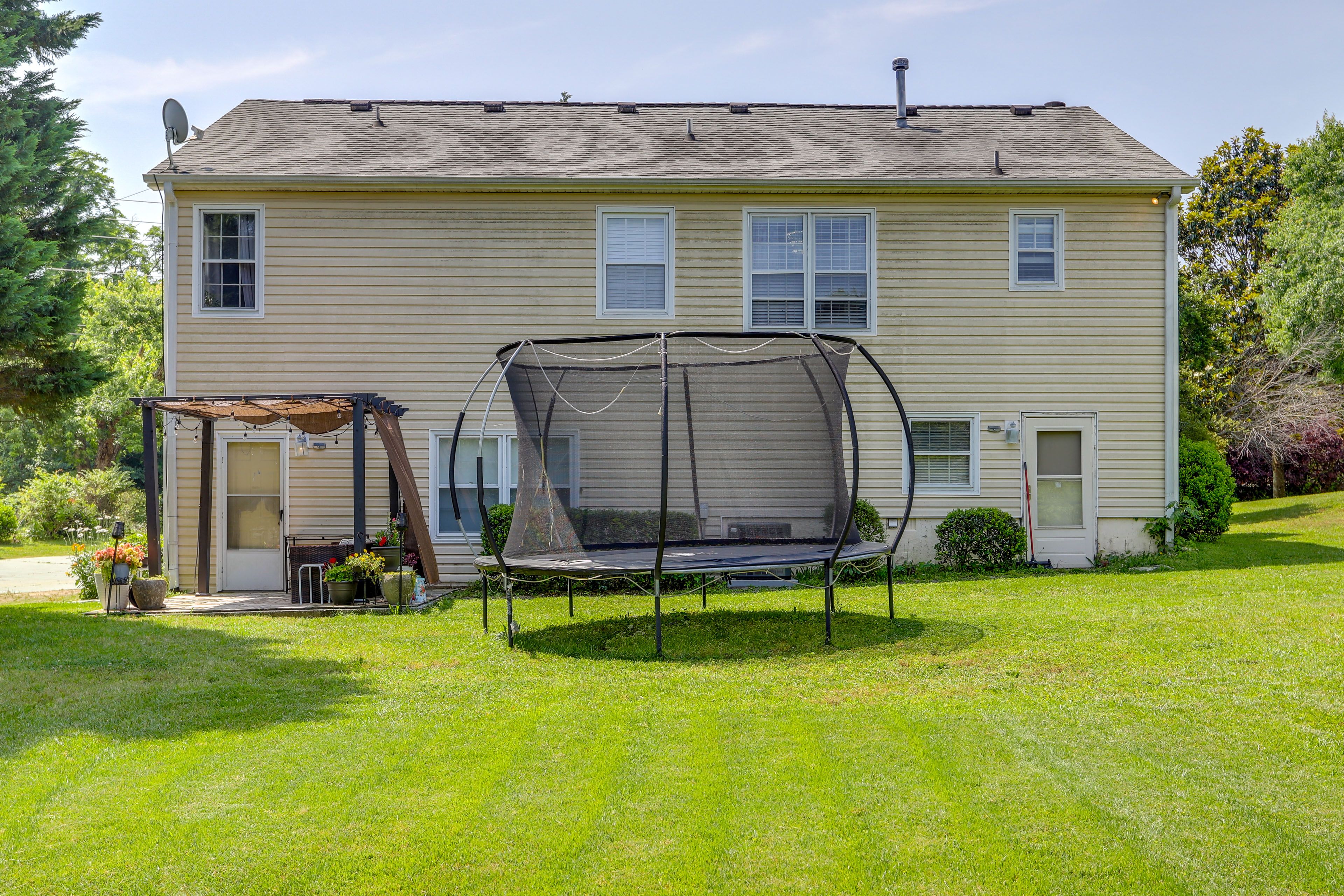 Backyard | Patio | Outdoor Seating | String Lights | Trampoline | Free WiFi