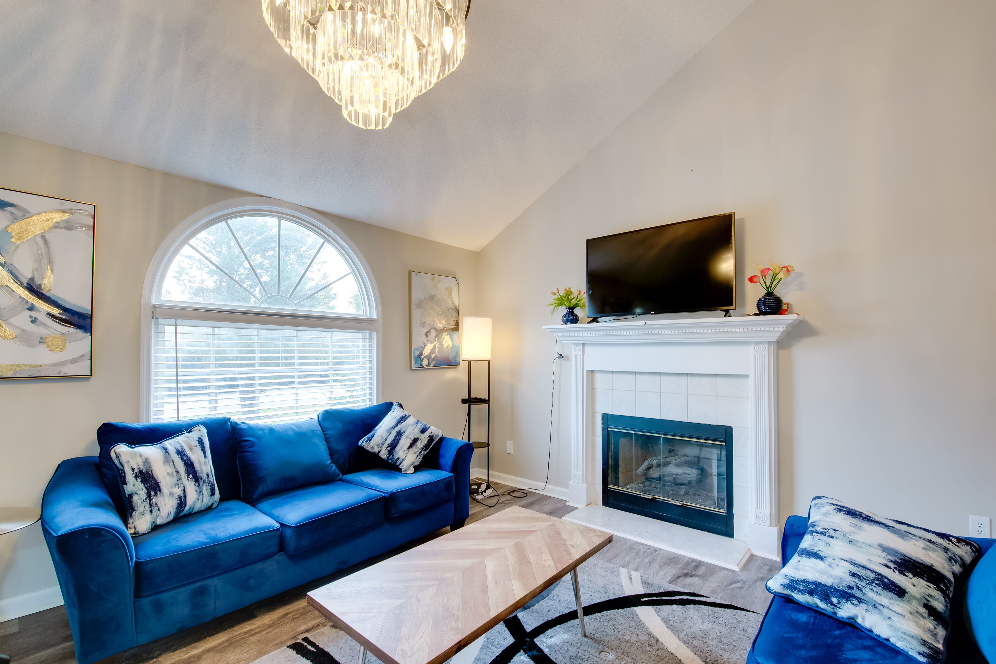 Living Room | Smart TV | Fireplace | Central Heating & Air Conditioning