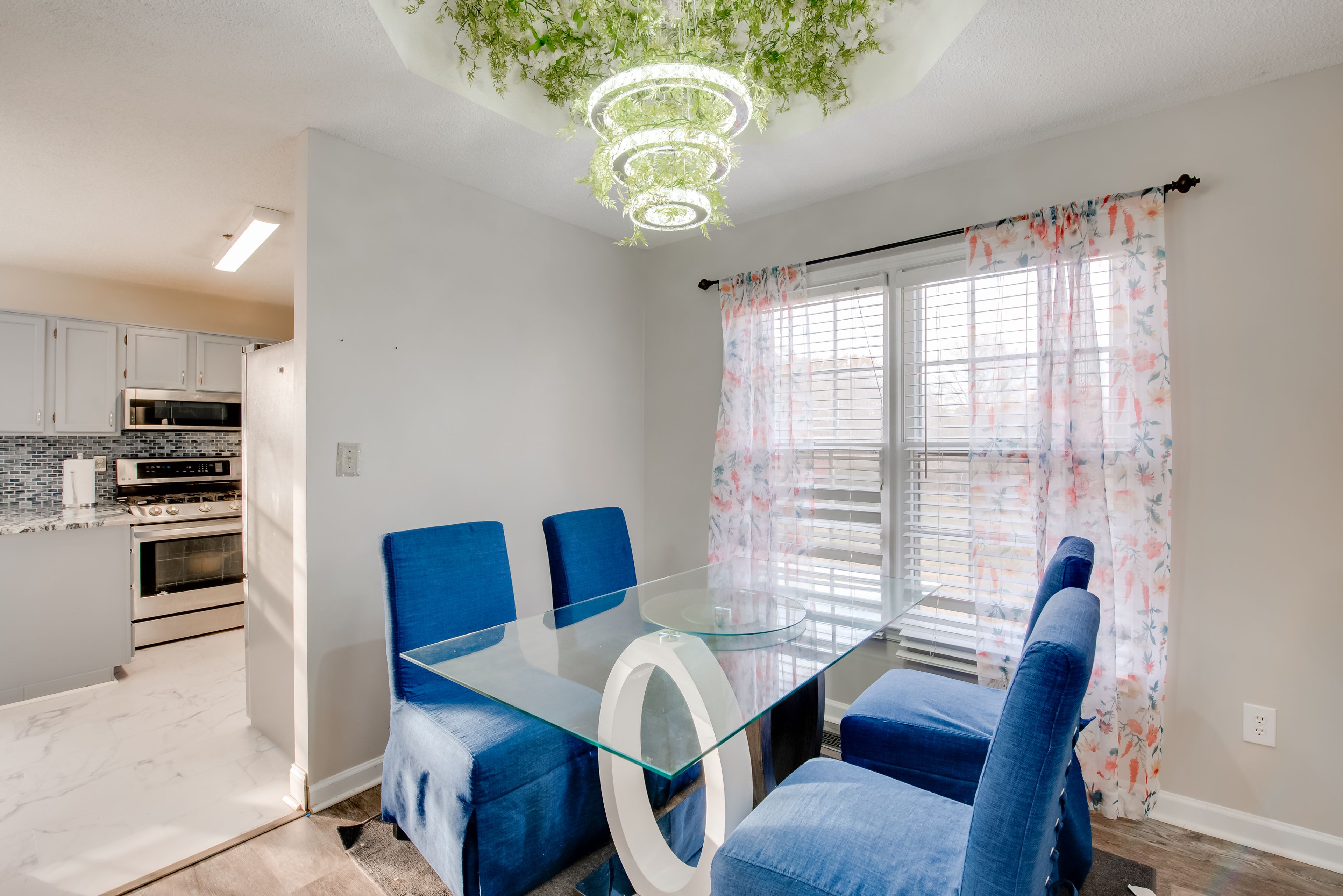 Dining Area | Dining Table | Dishware/Flatware