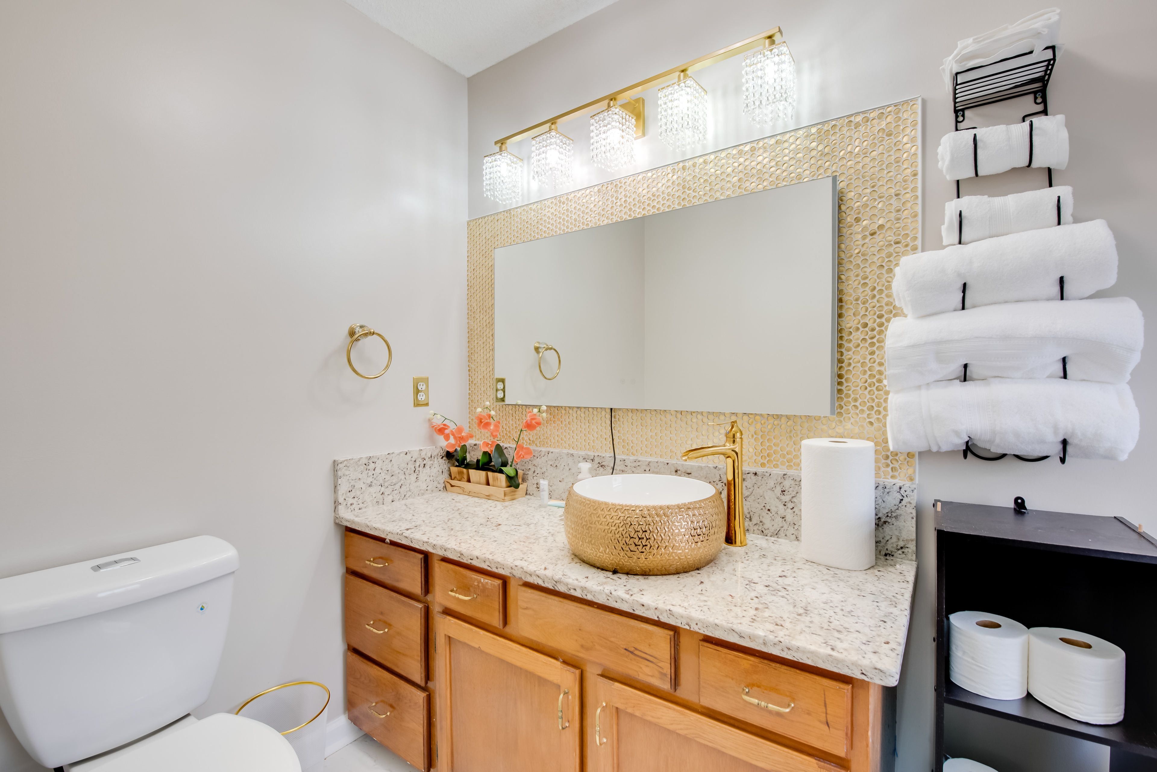 Full Bathroom | 1st Floor | Soaking Tub | Walk-In Shower | Towels Provided