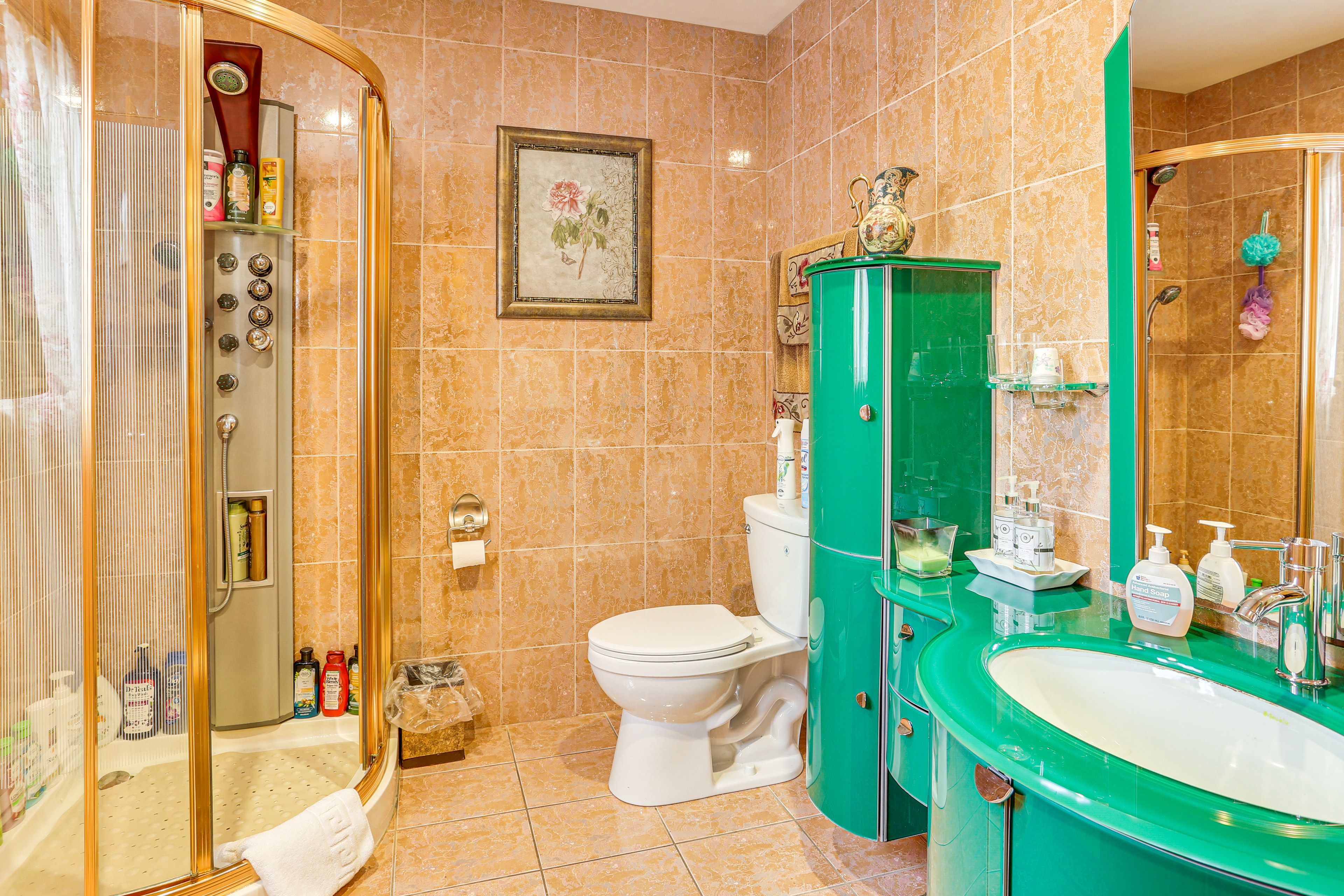 Full Bathroom | Main Level | Towels Provided