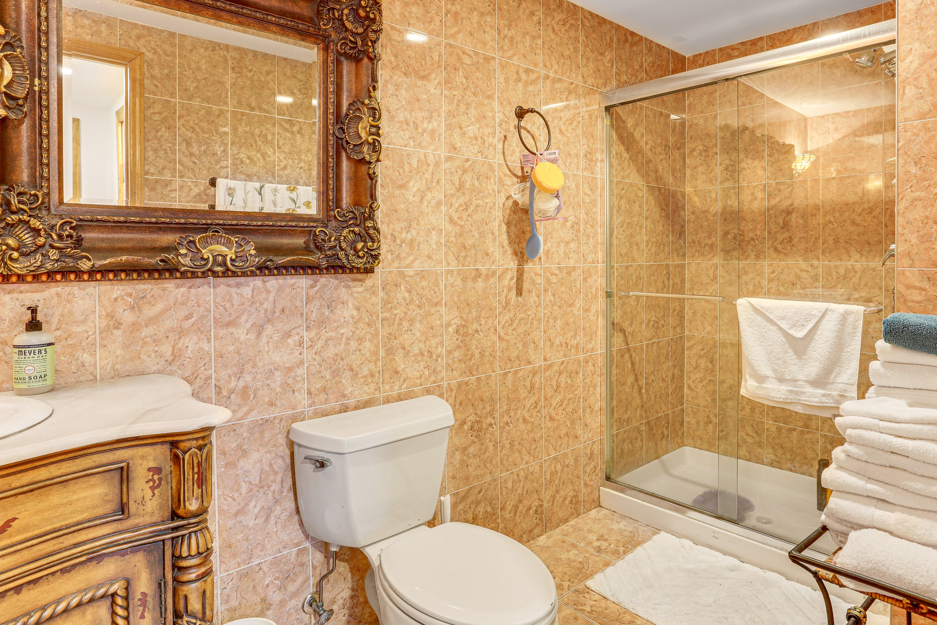 Full Bathroom | Lower Level | Towels Provided