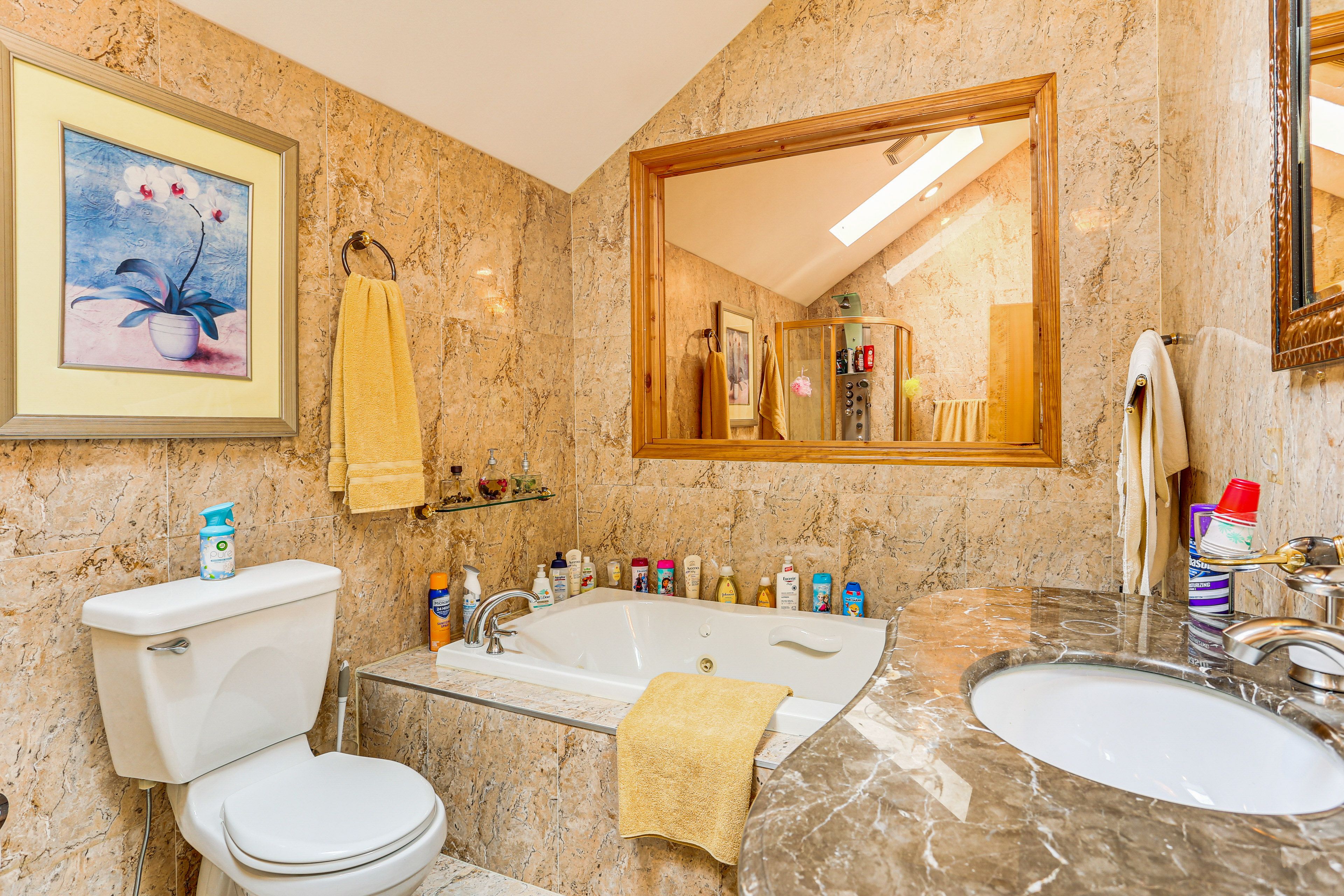 Full Bathroom | Upper Level | Towels Provided