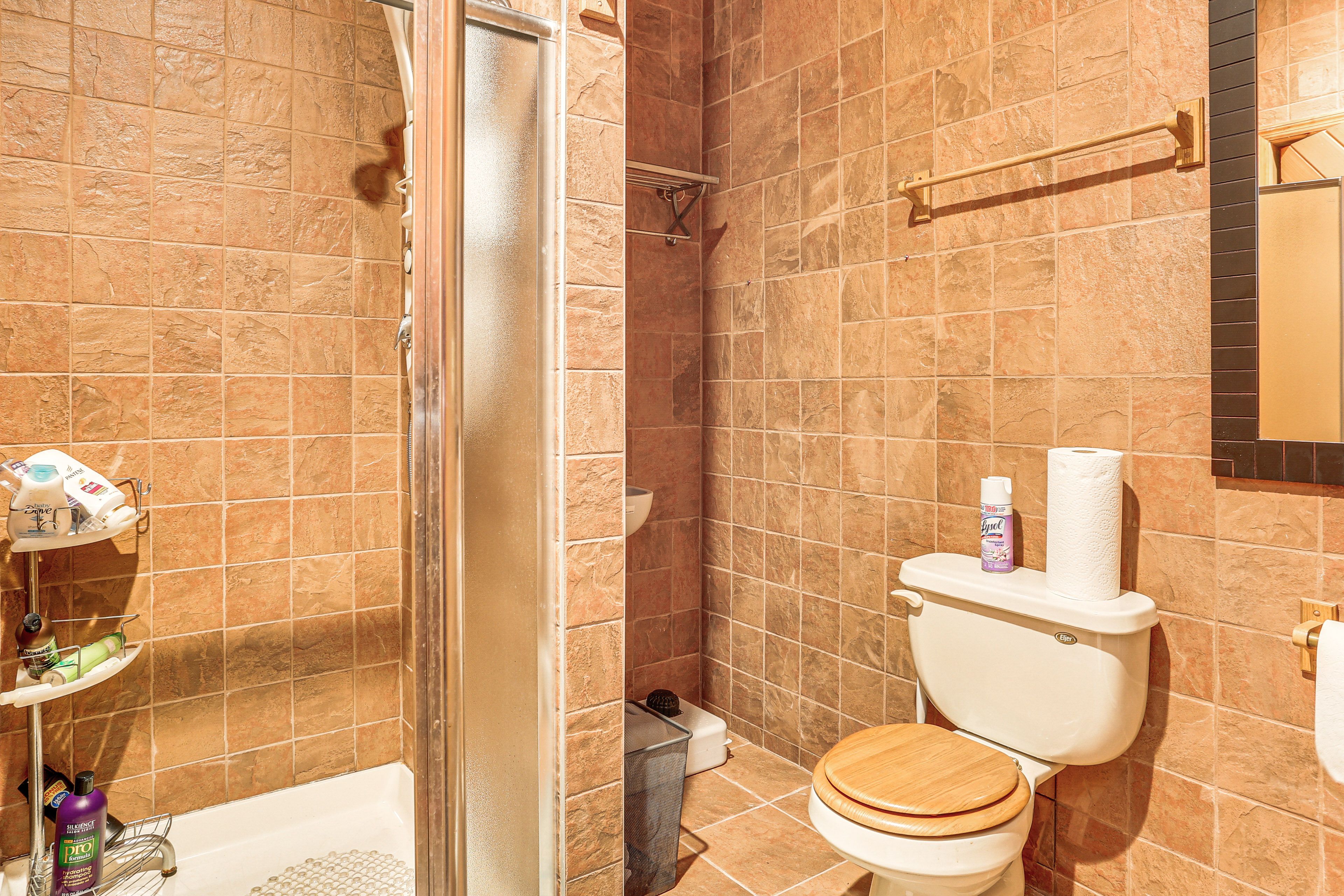 Full Bathroom | Upper Level | Towels Provided
