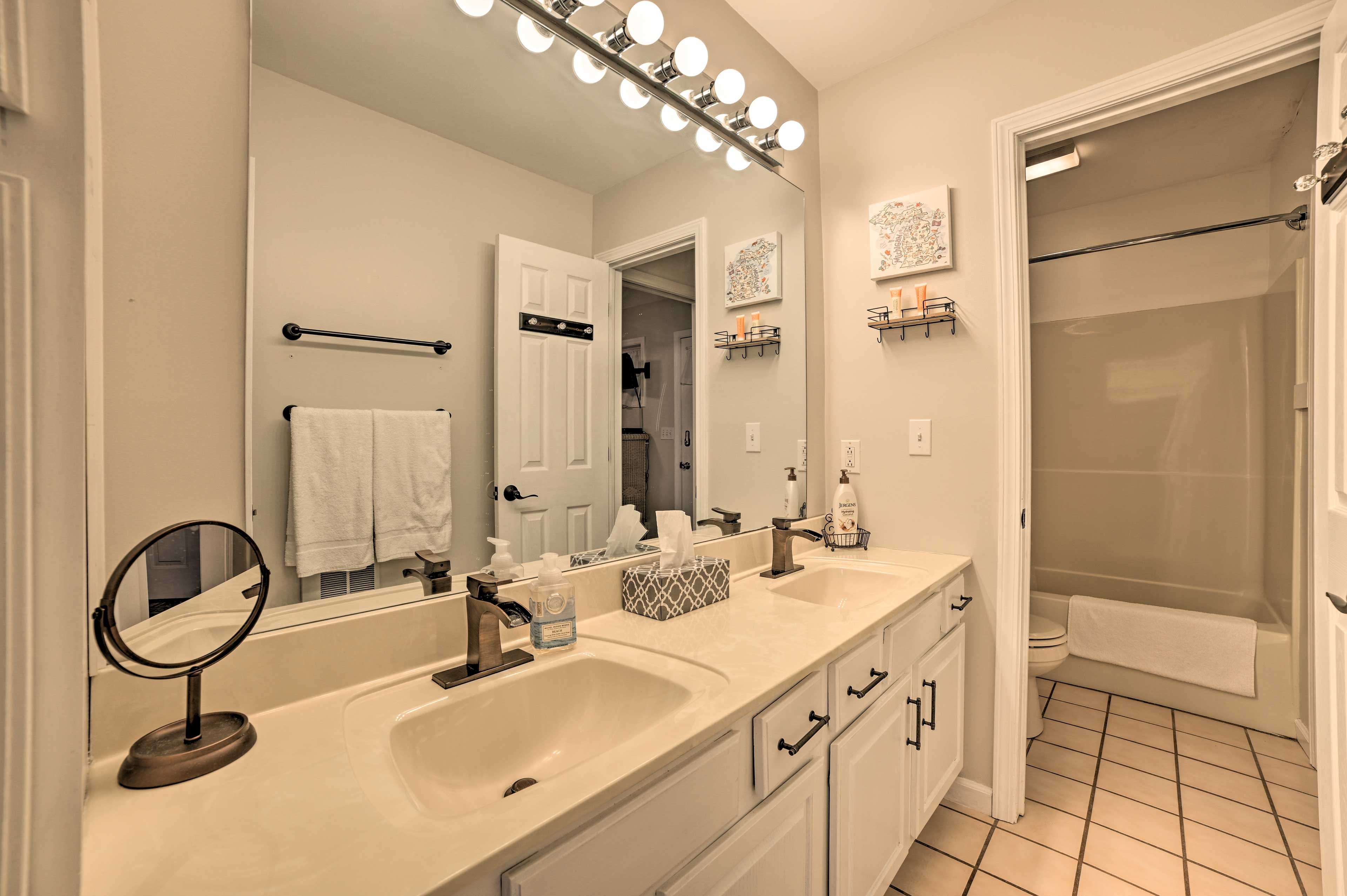 Full Bathroom | Complimentary Toiletries | Towels Provided