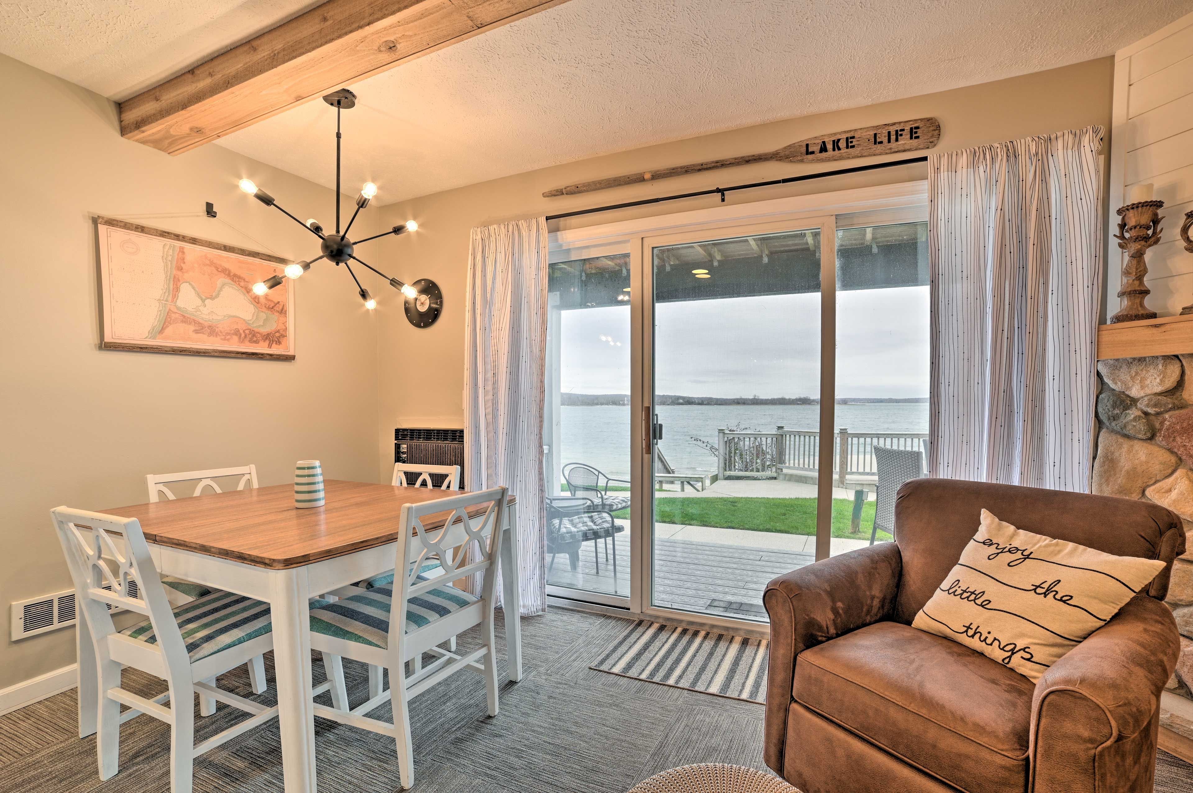 Dining Area | Dishware & Flatware Provided