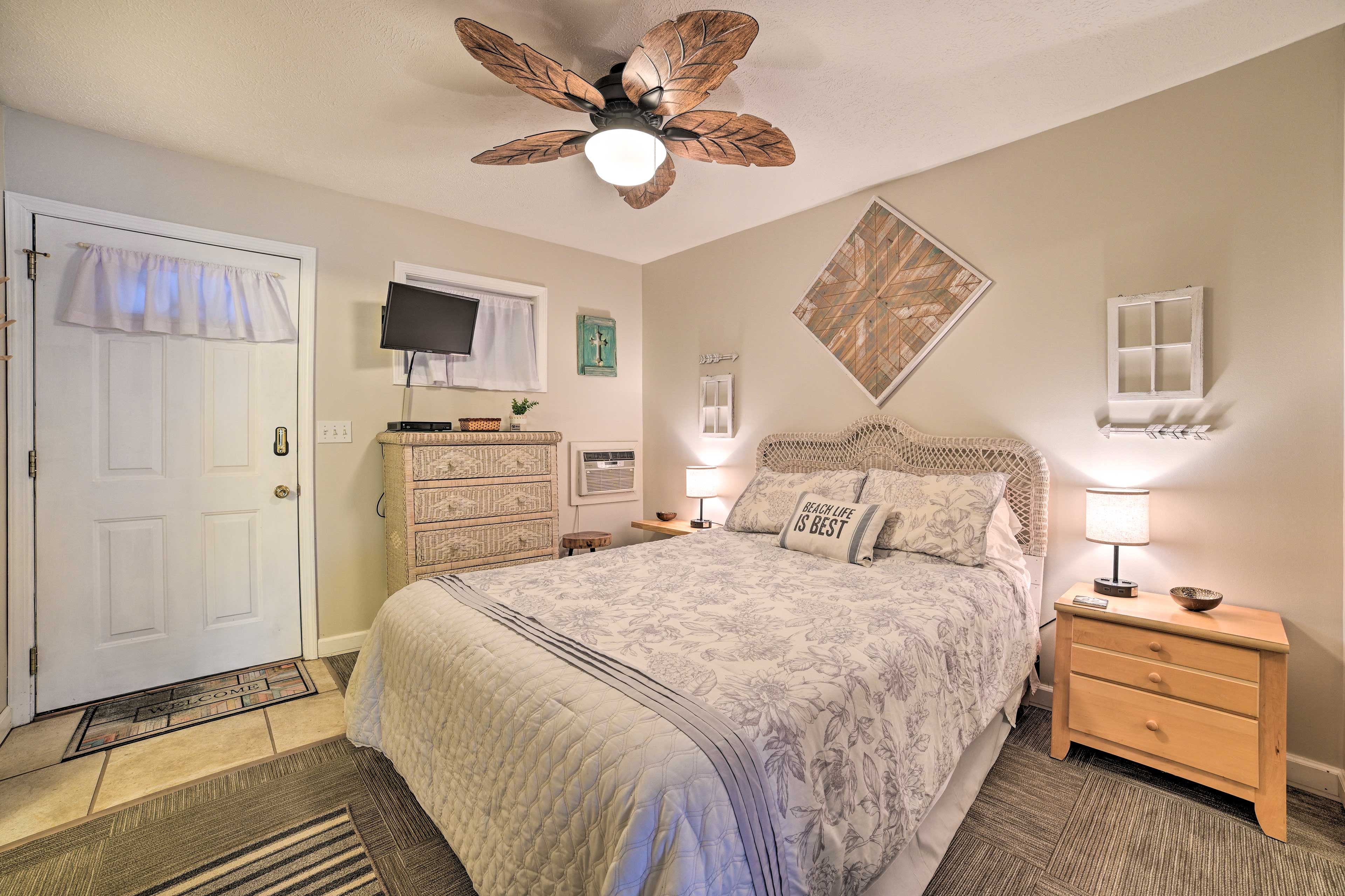 Bedroom | Queen Bed