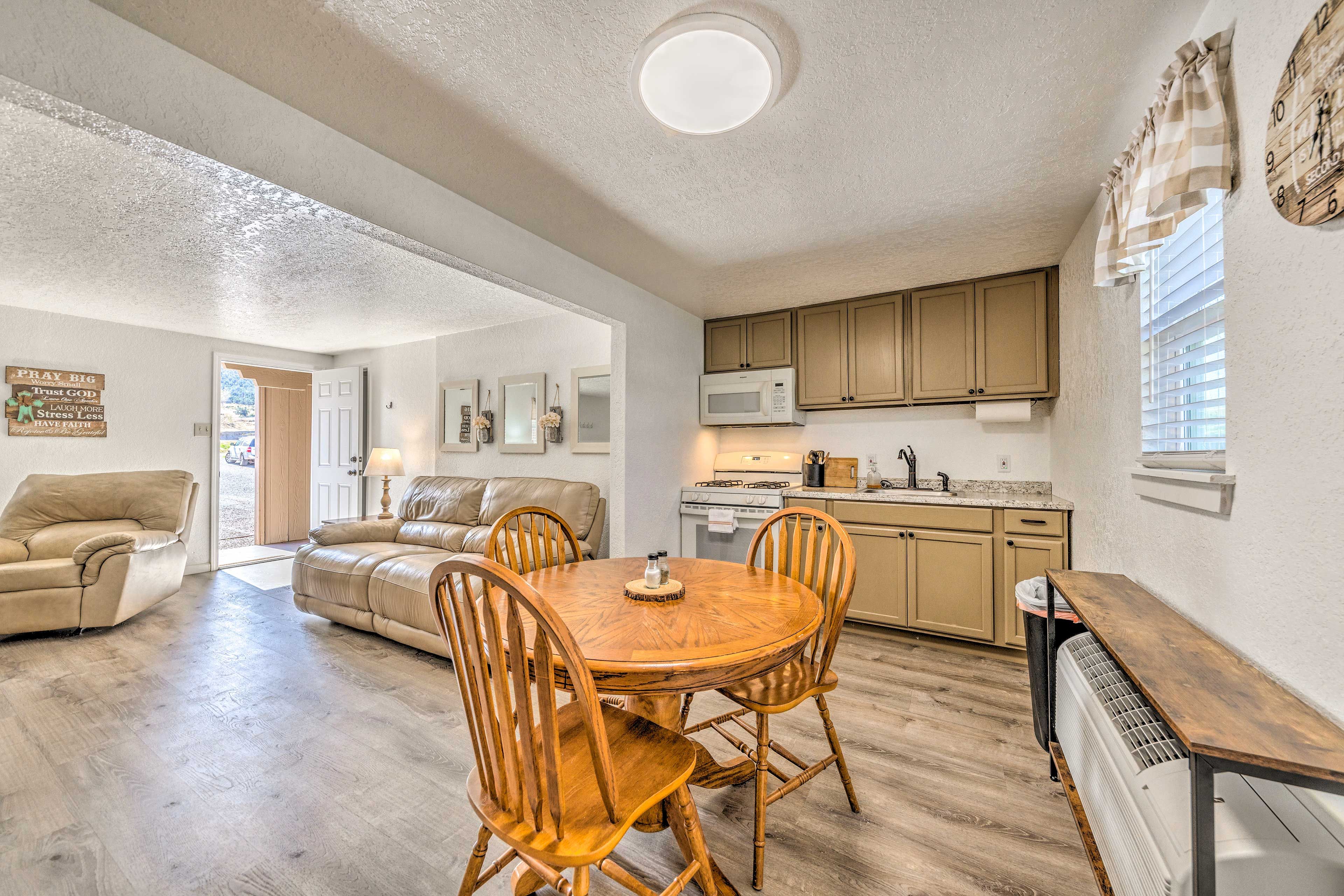 Ruidoso Downs Vacation Rental | Studio | 1BA | Step-Free Access | 600 Sq Ft